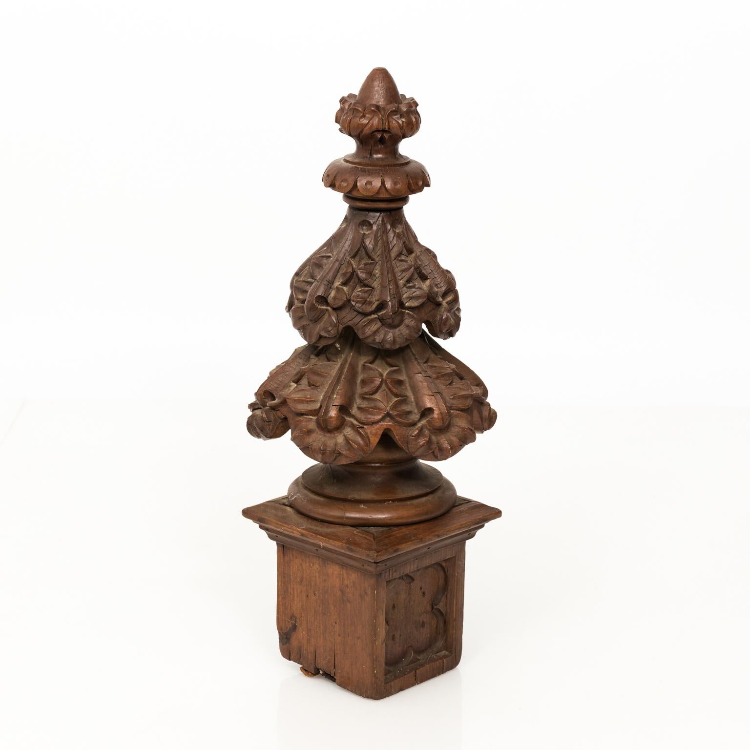 Pair of 19th Century Gothic Style Wood Carved Finials In Good Condition In Stamford, CT