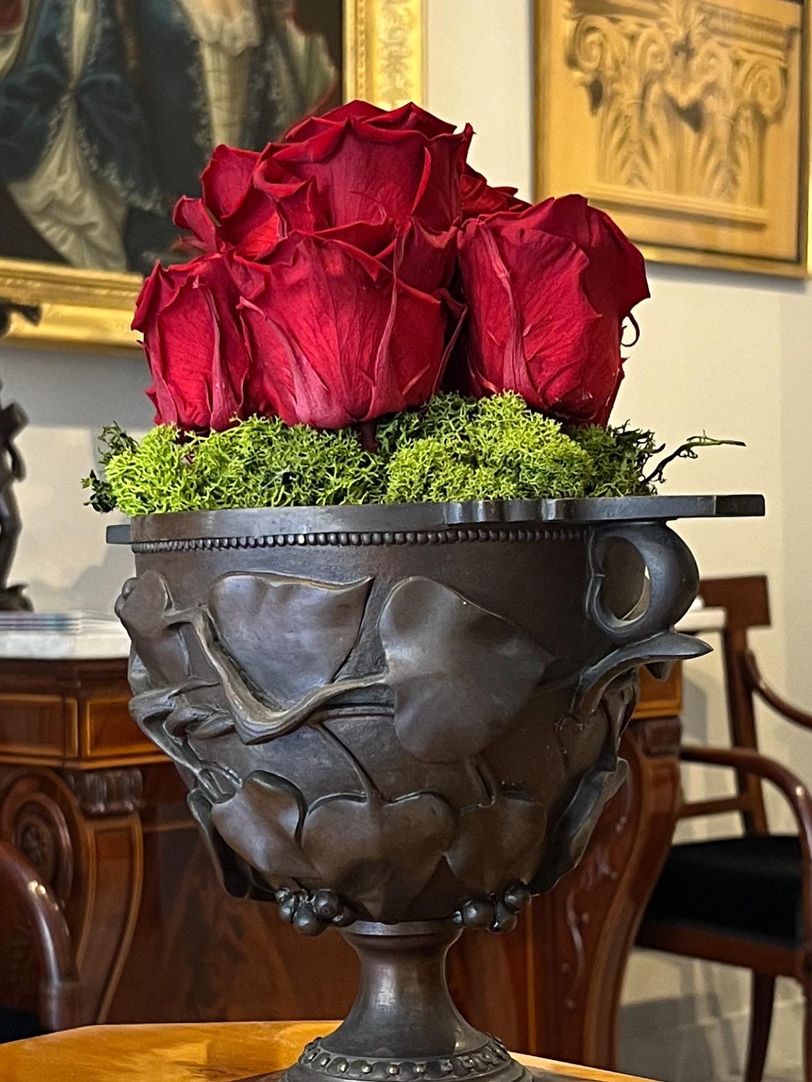 Pair of 19th Century Grand Tour Bronze Oversized Wine Cups, on Marble Base In condizioni buone in vendita a Dresden, DE