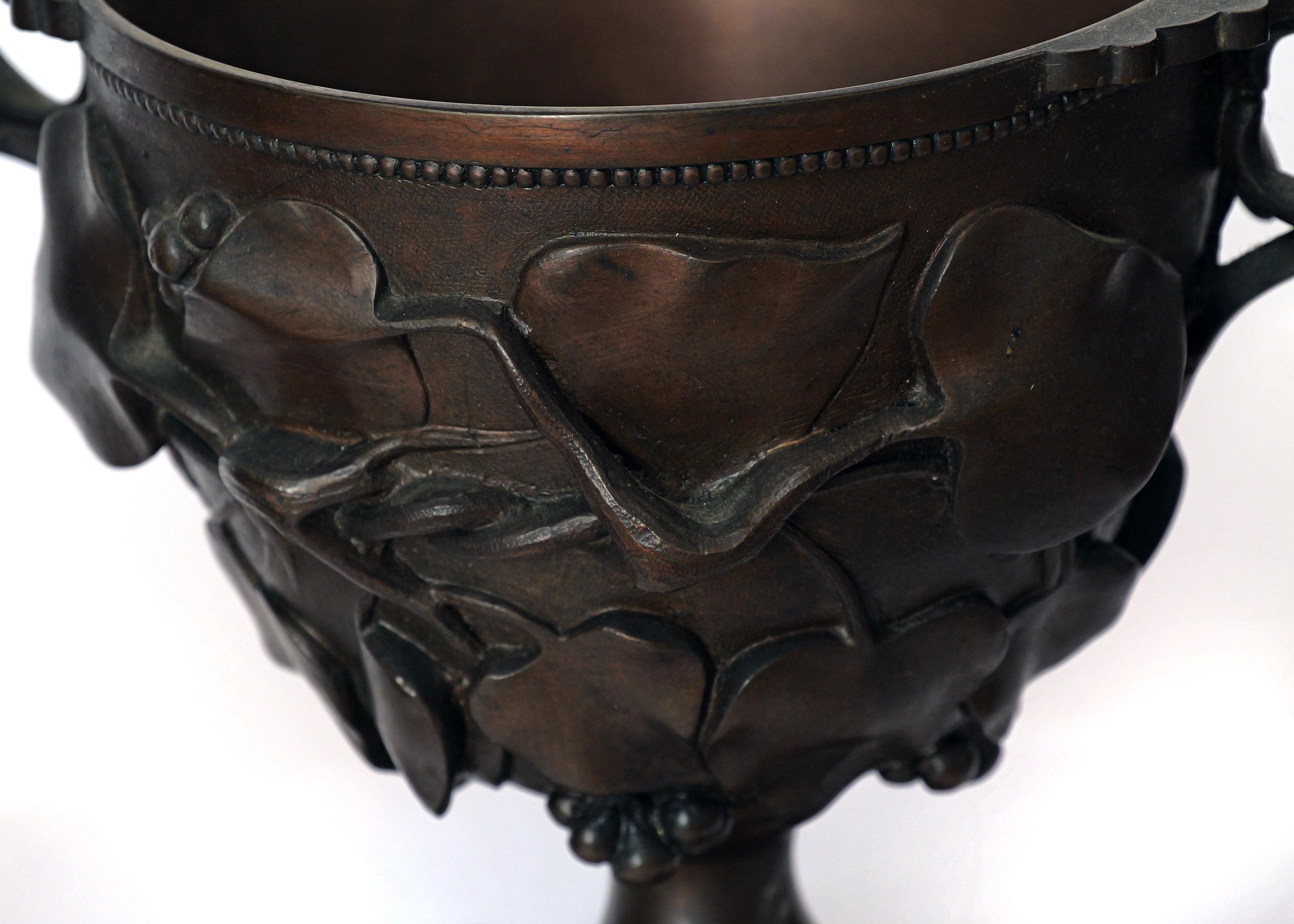 Pair of 19th Century Grand Tour Bronze Oversized Wine Cups, on Marble Base in vendita 1