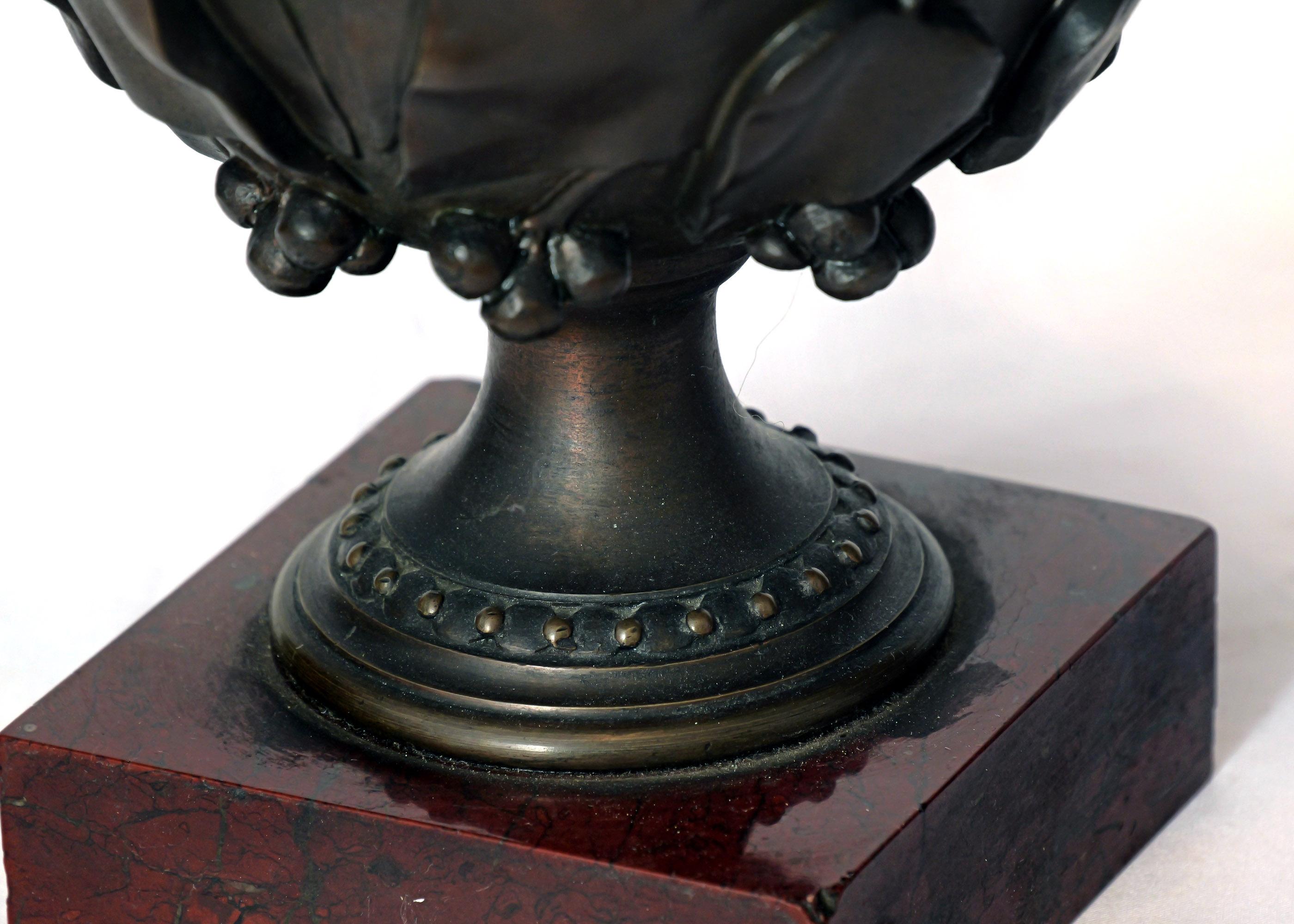 Pair of 19th Century Grand Tour Bronze Oversized Wine Cups, on Marble Base in vendita 2