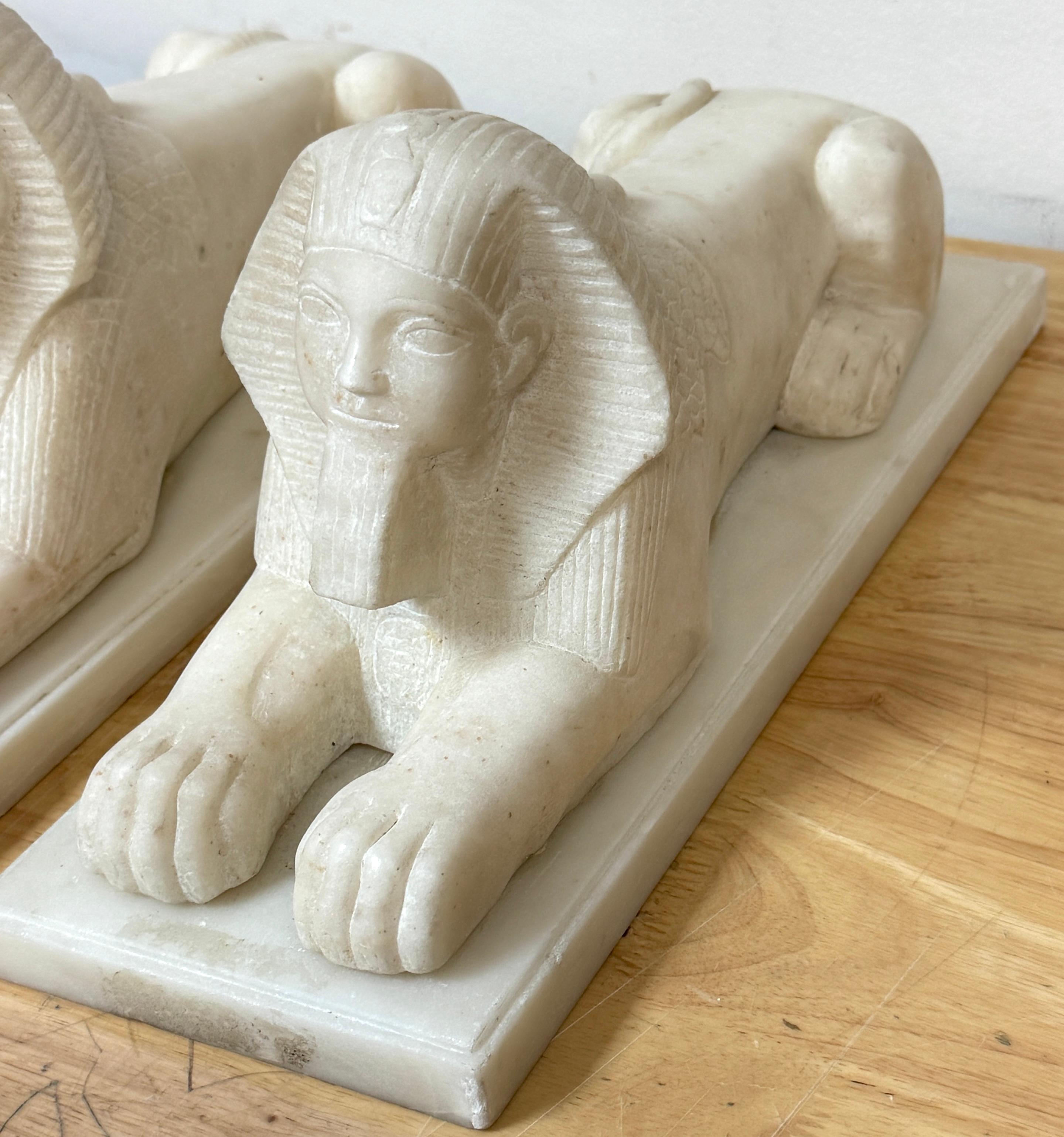 Paire de sculptures de sphinx en marbre sculpté à la main du Grand Tour du 19e siècle en vente 4