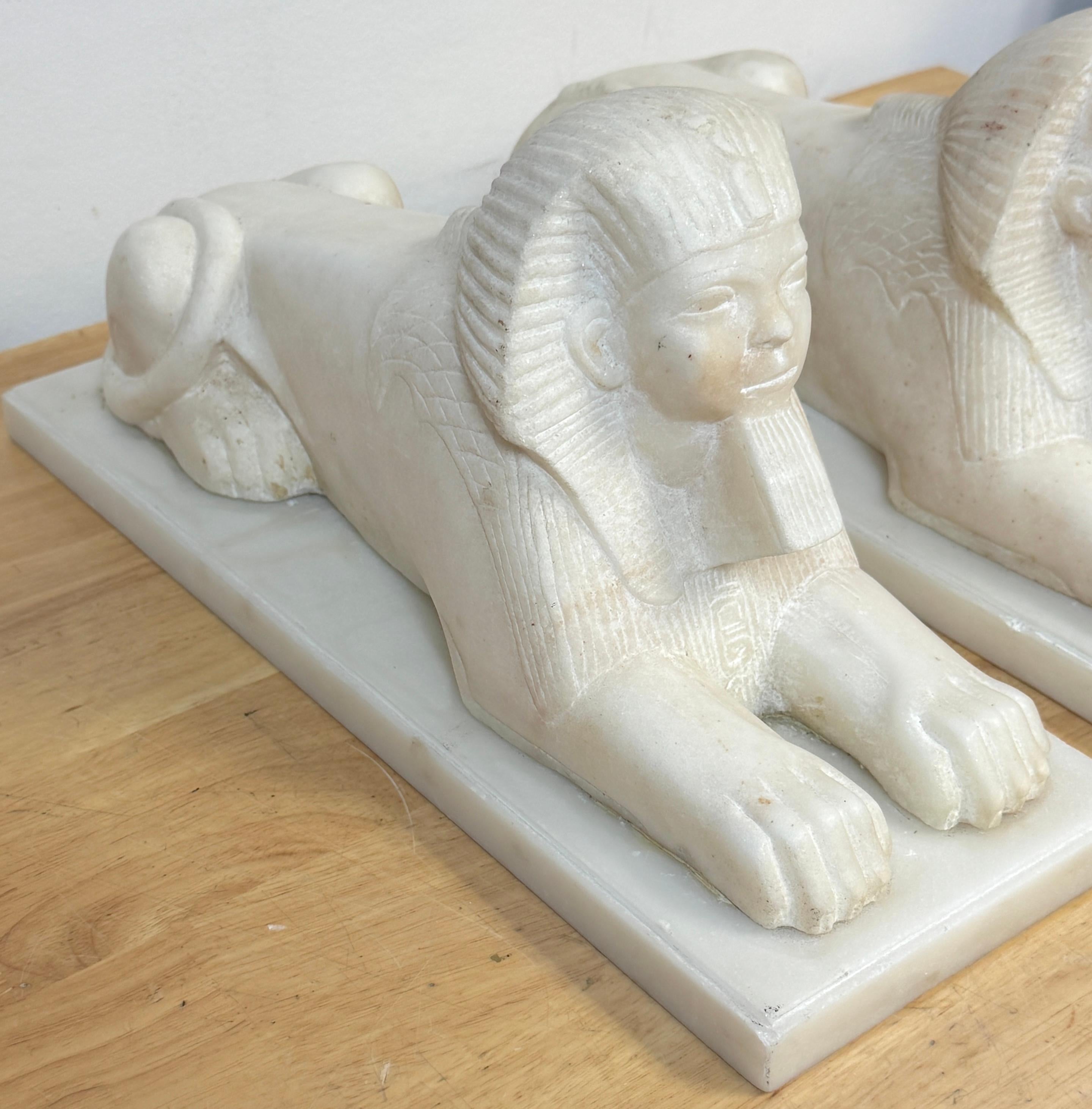 Paire de sculptures de sphinx en marbre sculpté à la main du Grand Tour du 19e siècle en vente 5