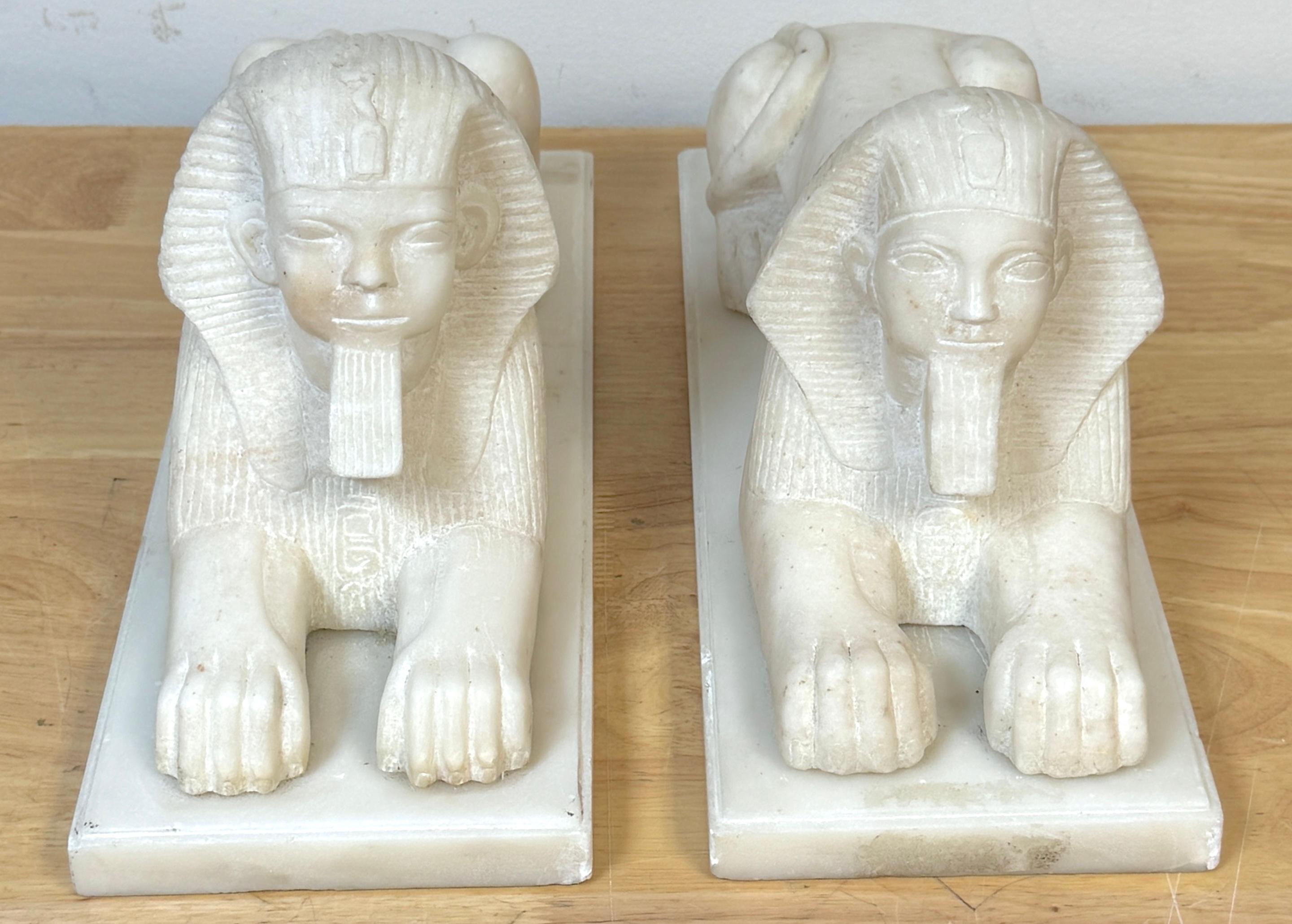Paire de sculptures de sphinx en marbre sculpté à la main du Grand Tour du 19e siècle sur socles

Description :
Paire de sphinx en marbre de l'époque de la Grande Tour, finement sculptés et substantiels, reposant chacun sur un socle rectangulaire et