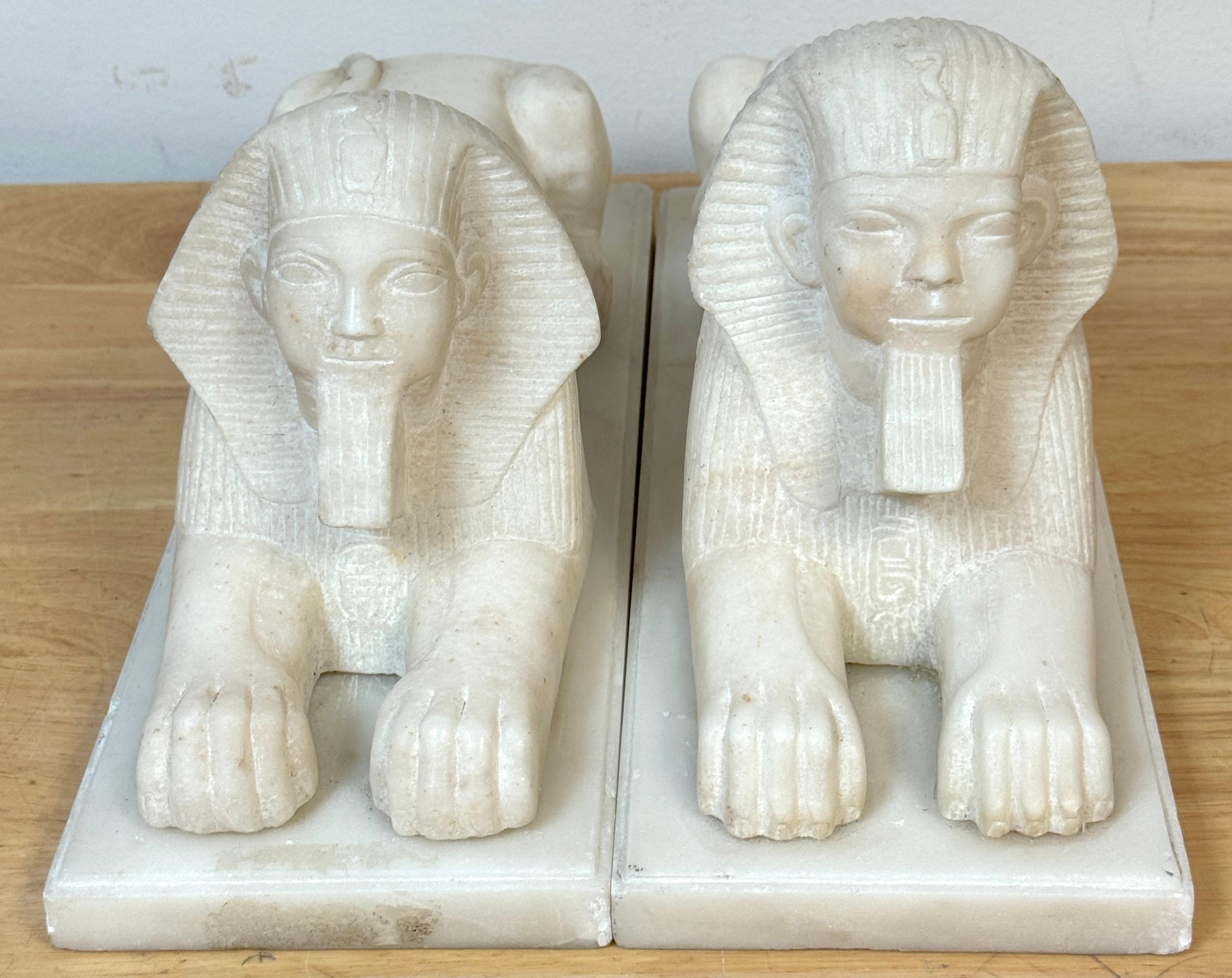 Européen Paire de sculptures de sphinx en marbre sculpté à la main du Grand Tour du 19e siècle en vente