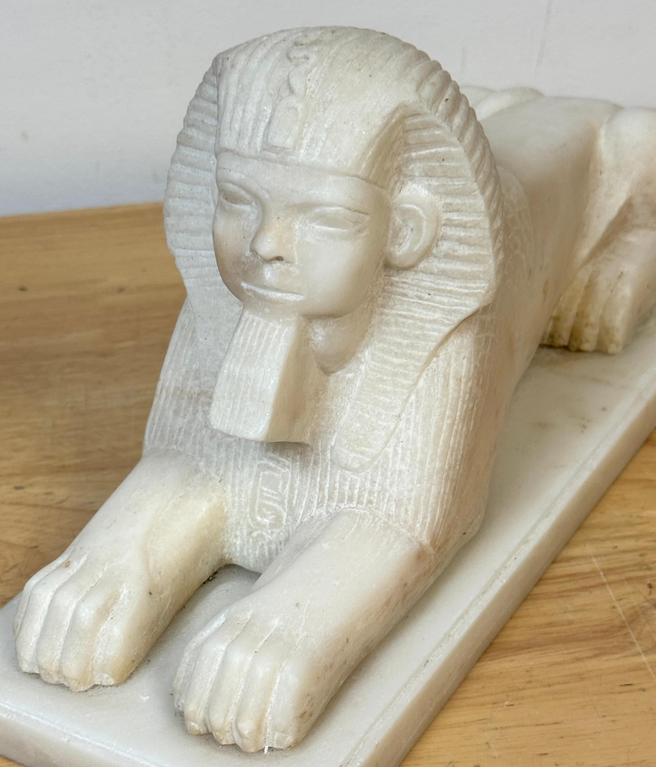 XIXe siècle Paire de sculptures de sphinx en marbre sculpté à la main du Grand Tour du 19e siècle en vente