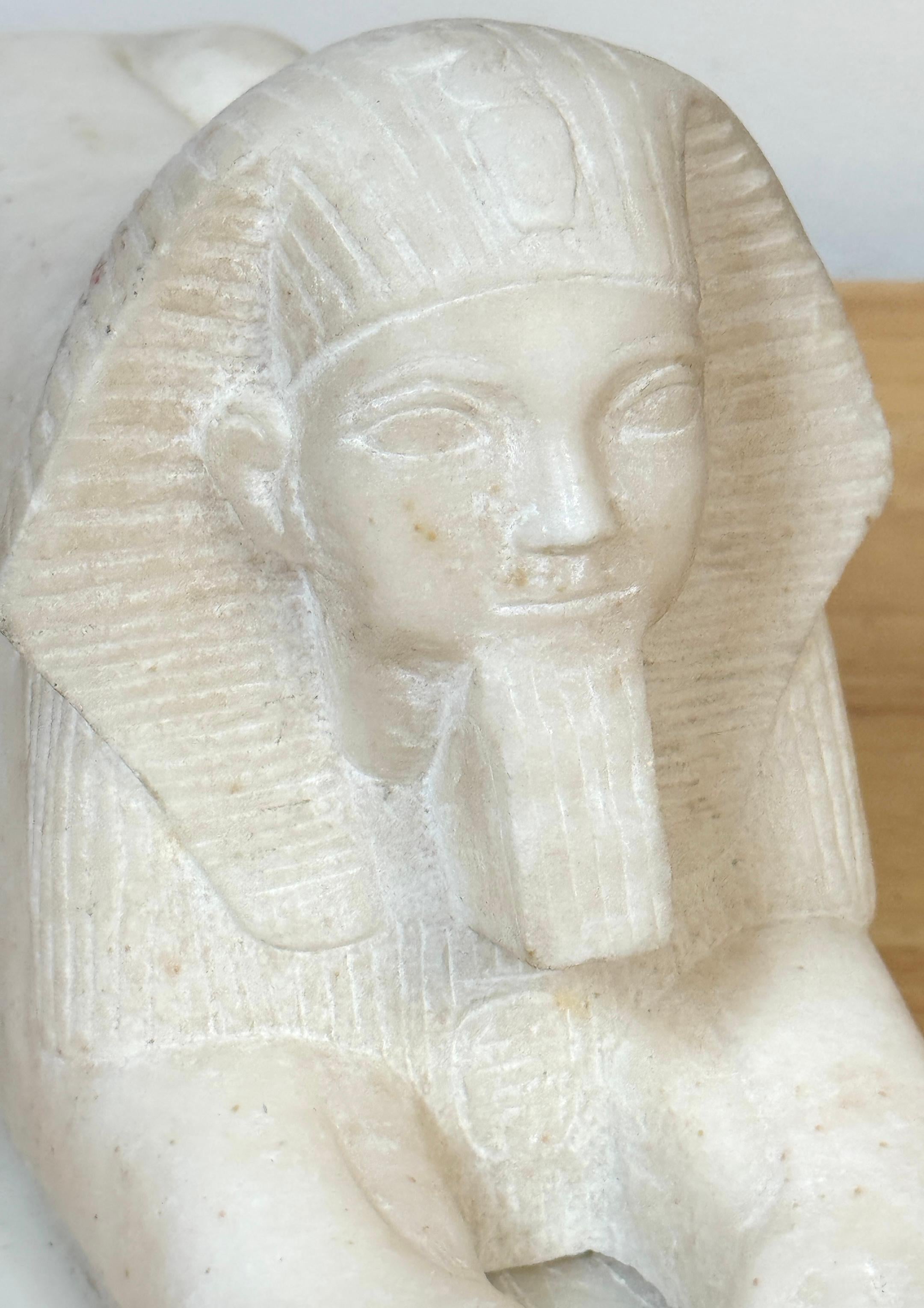 Paire de sculptures de sphinx en marbre sculpté à la main du Grand Tour du 19e siècle en vente 1