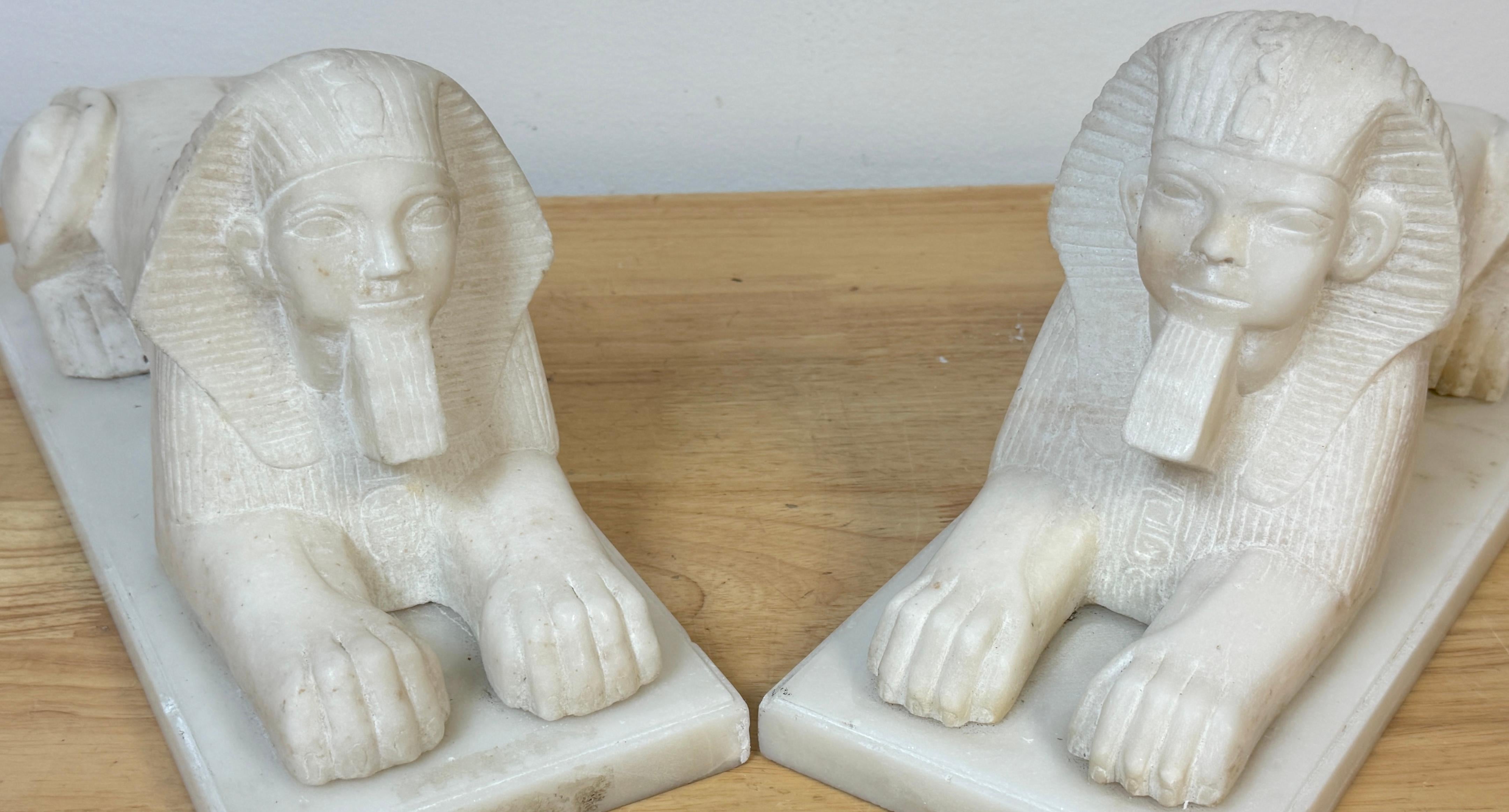 Paire de sculptures de sphinx en marbre sculpté à la main du Grand Tour du 19e siècle en vente 2
