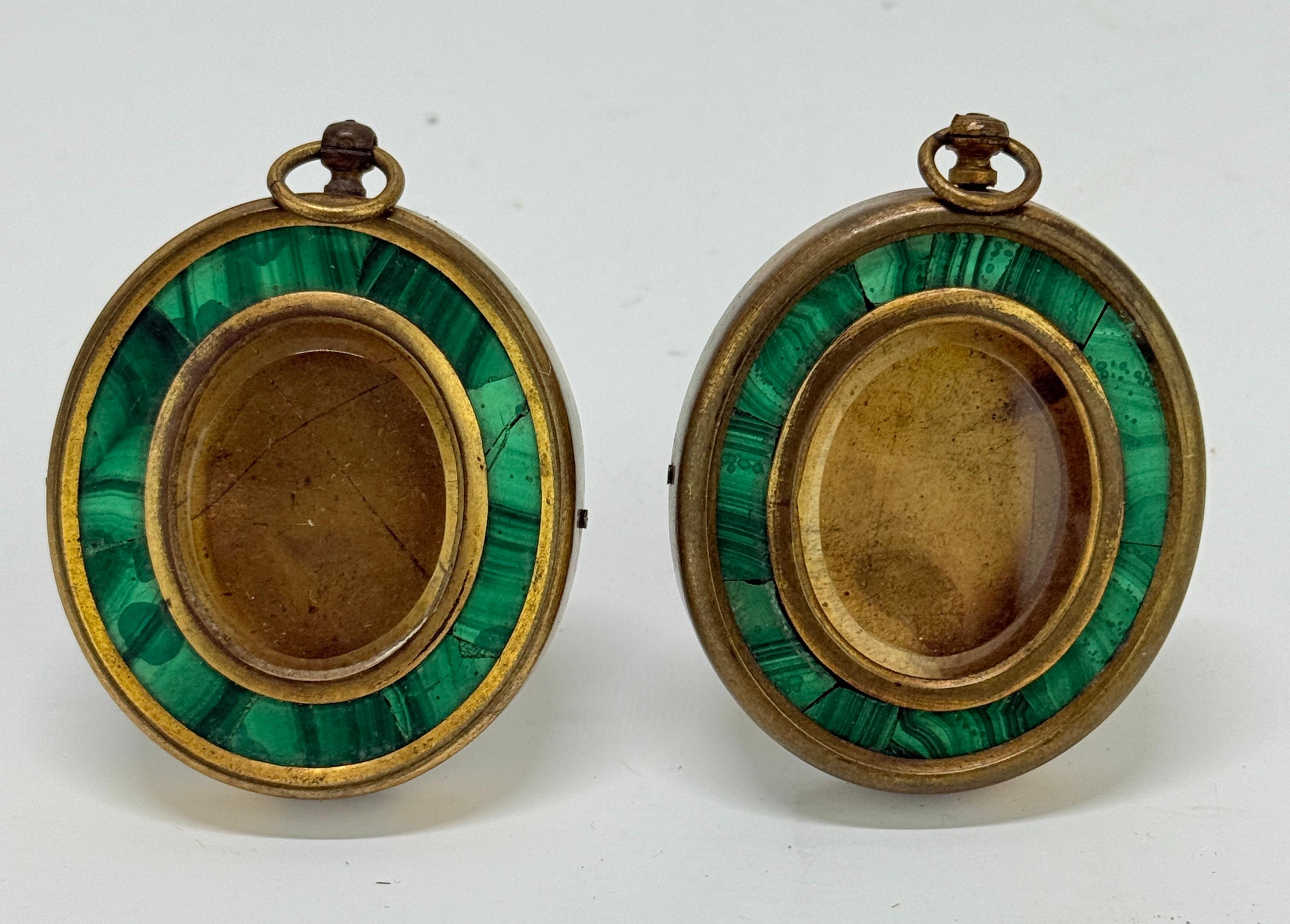 Grand Tour Coppia di cornici per medaglioni in bronzo intarsiato di malachite del XIX secolo, francesi in vendita