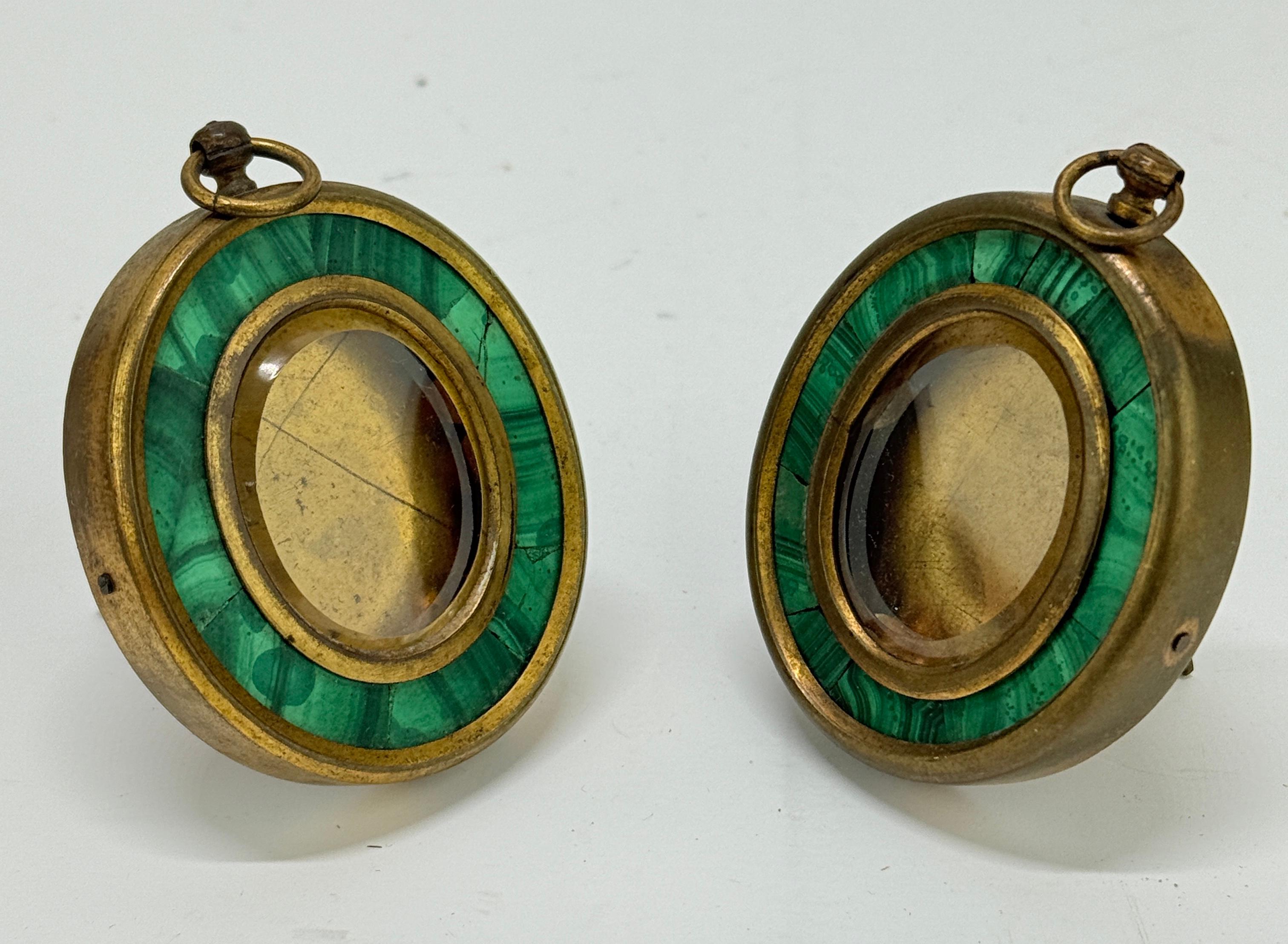 Francese Coppia di cornici per medaglioni in bronzo intarsiato di malachite del XIX secolo, francesi in vendita