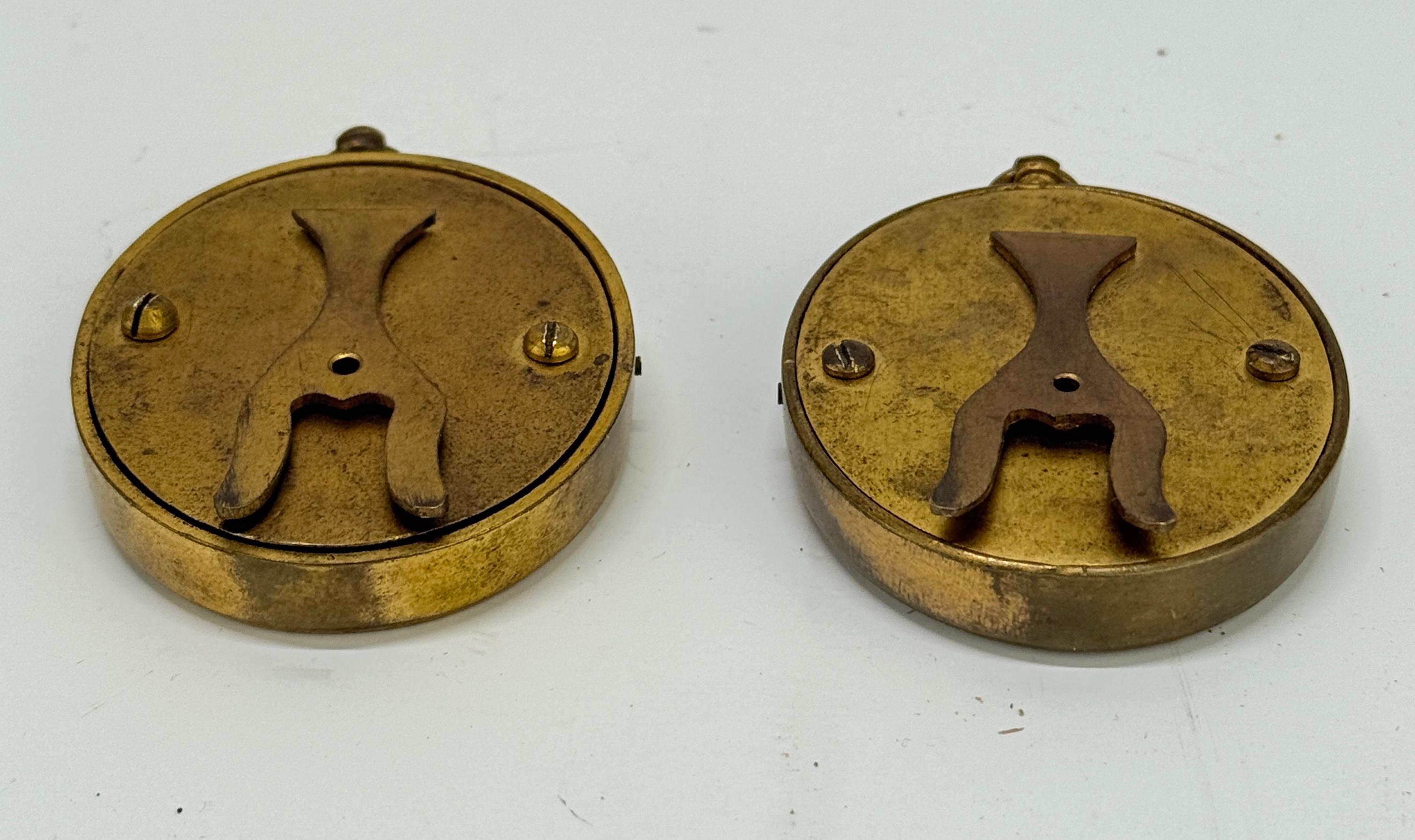 Coppia di cornici per medaglioni in bronzo intarsiato di malachite del XIX secolo, francesi In condizioni buone in vendita a Atlanta, GA