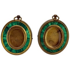 Coppia di cornici per medaglioni in bronzo intarsiato di malachite del XIX secolo, francesi