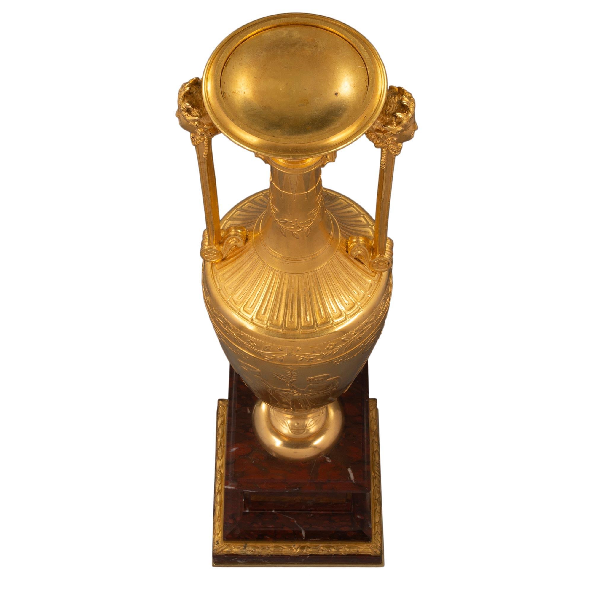 Une paire sensationnelle et de très haute qualité de vases d'apparat gréco-égyptiens du 19ème siècle en marbre et bronze doré, vers 1880. Les vases, signés par Ferdinand Barbedienne, sont surélevés par des bases carrées en marbre Rouge Griotte. Les