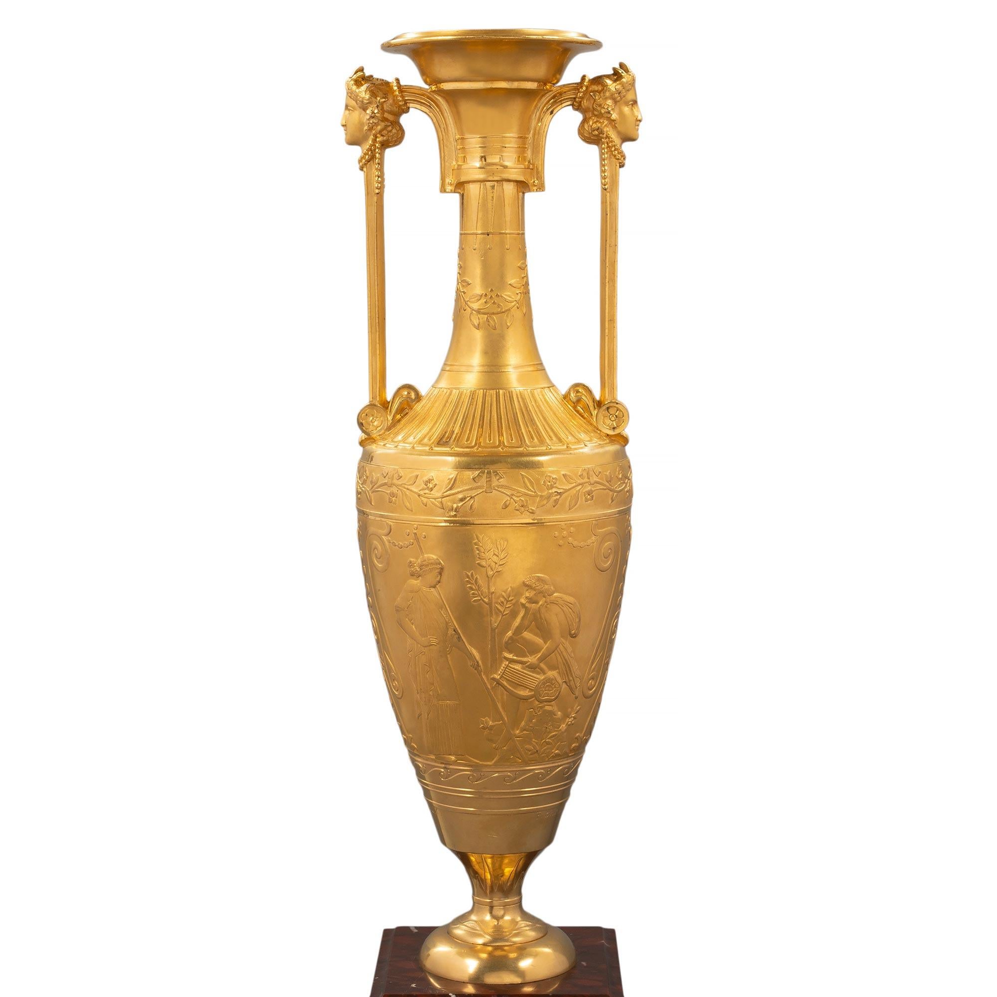 Égyptien Paire de vases Loutrophoros en bronze doré gréco-égyptien du XIXe siècle en vente