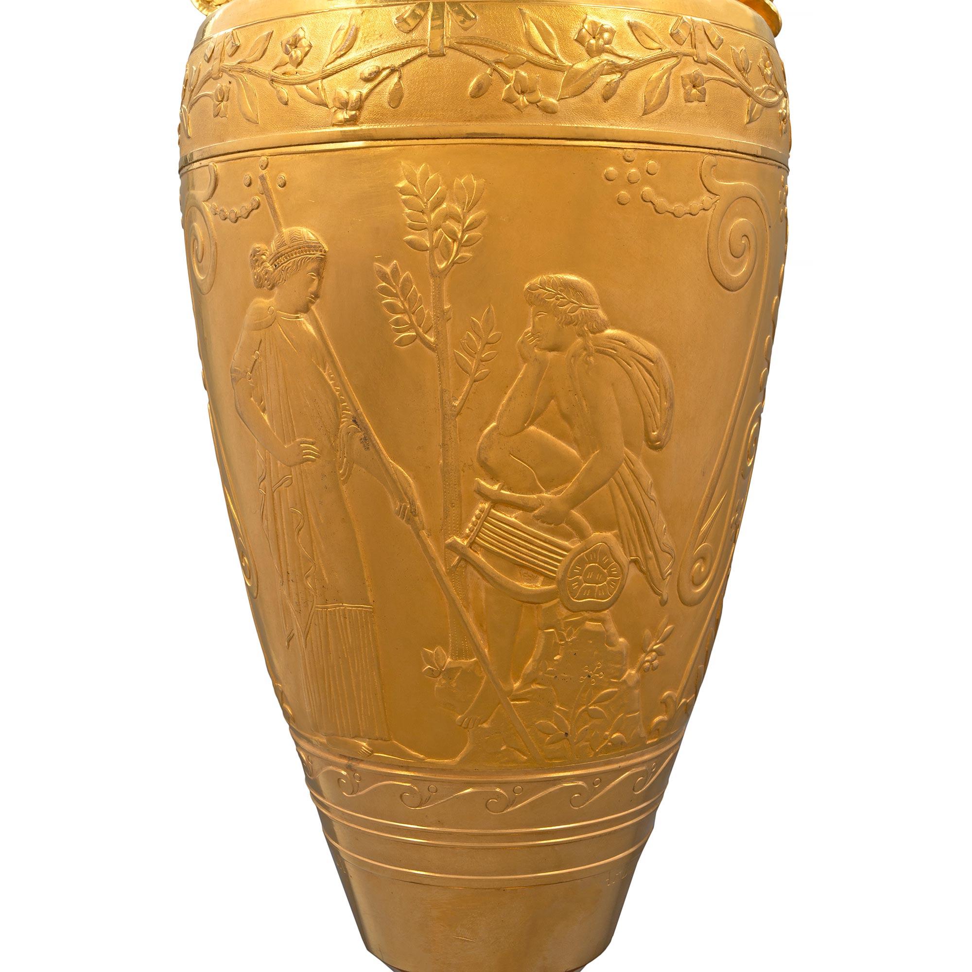 Paire de vases Loutrophoros en bronze doré gréco-égyptien du XIXe siècle en vente 1