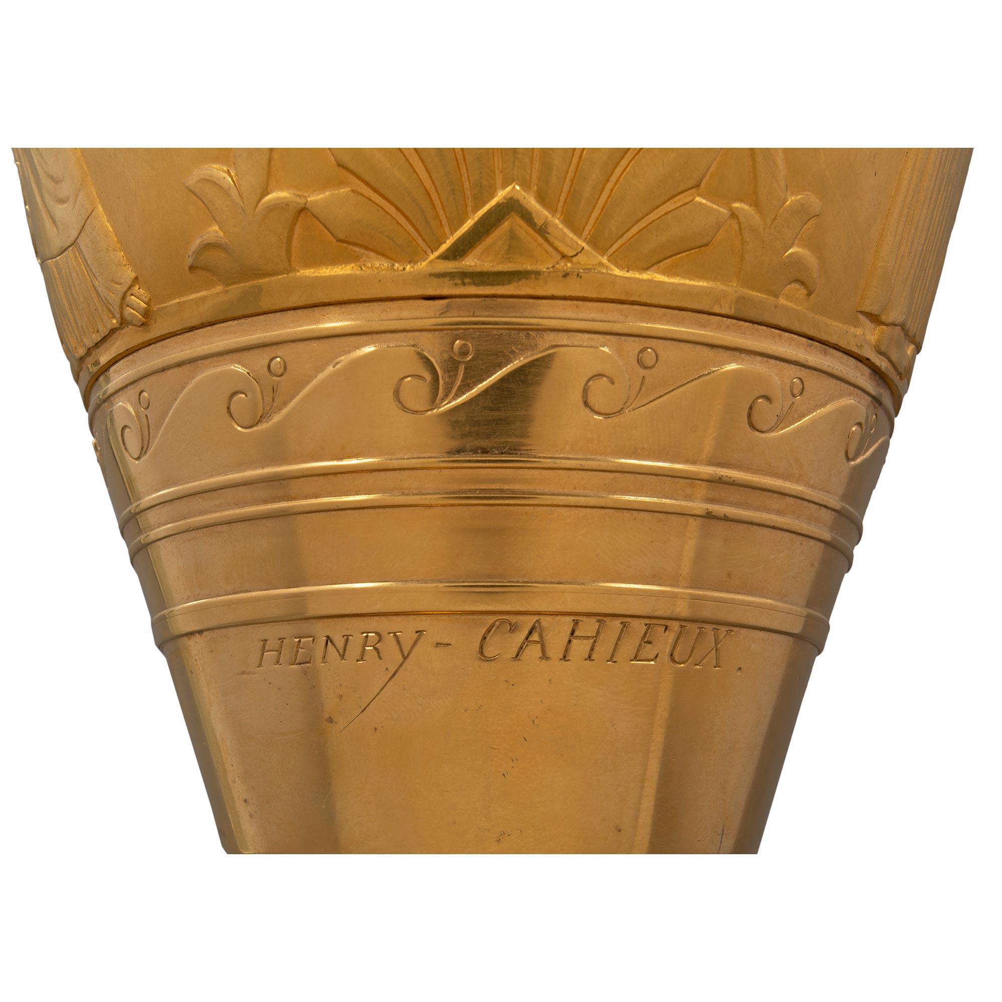 Paire de vases Loutrophoros en bronze doré gréco-égyptien du XIXe siècle en vente 4