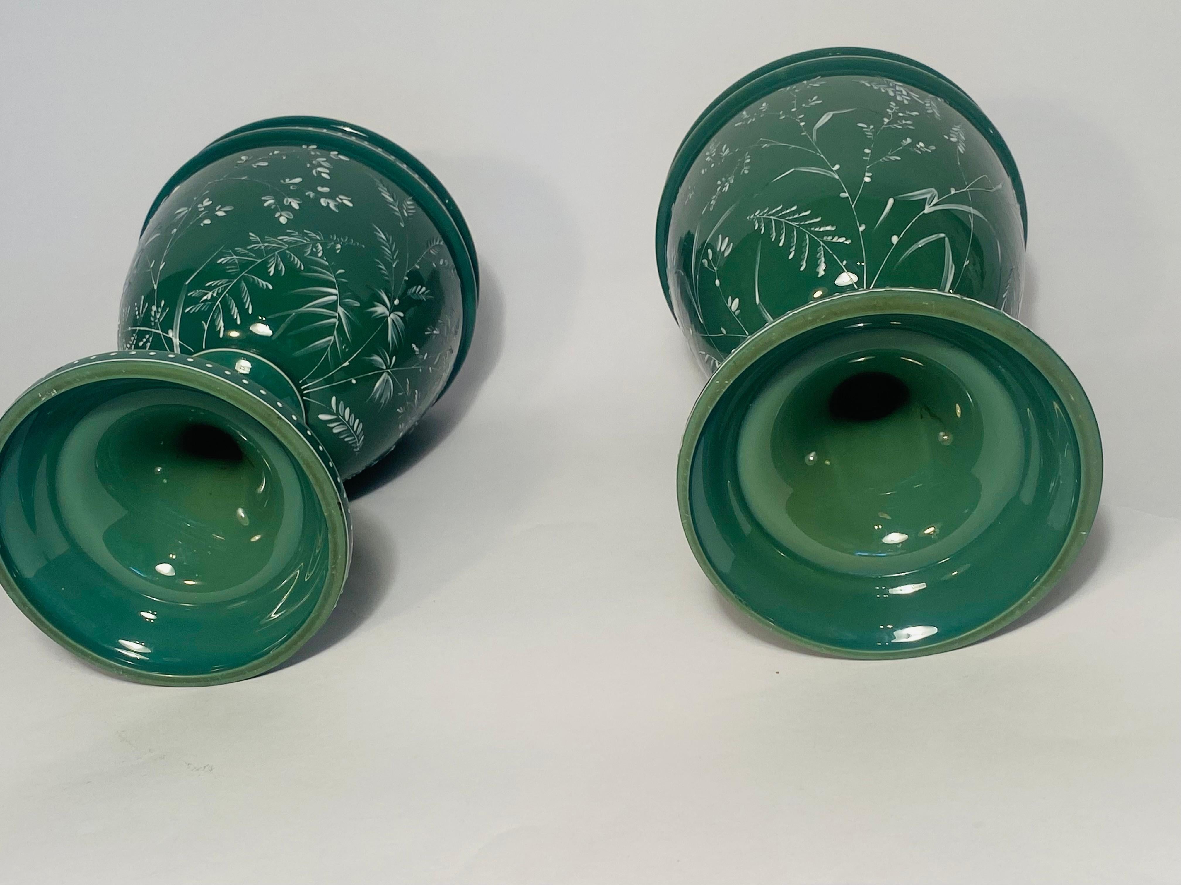 Pareja de jarrones de cristal verde del siglo XIX con esmalte floral blanco aplicado por toda la superficie Victoriano tardío en venta