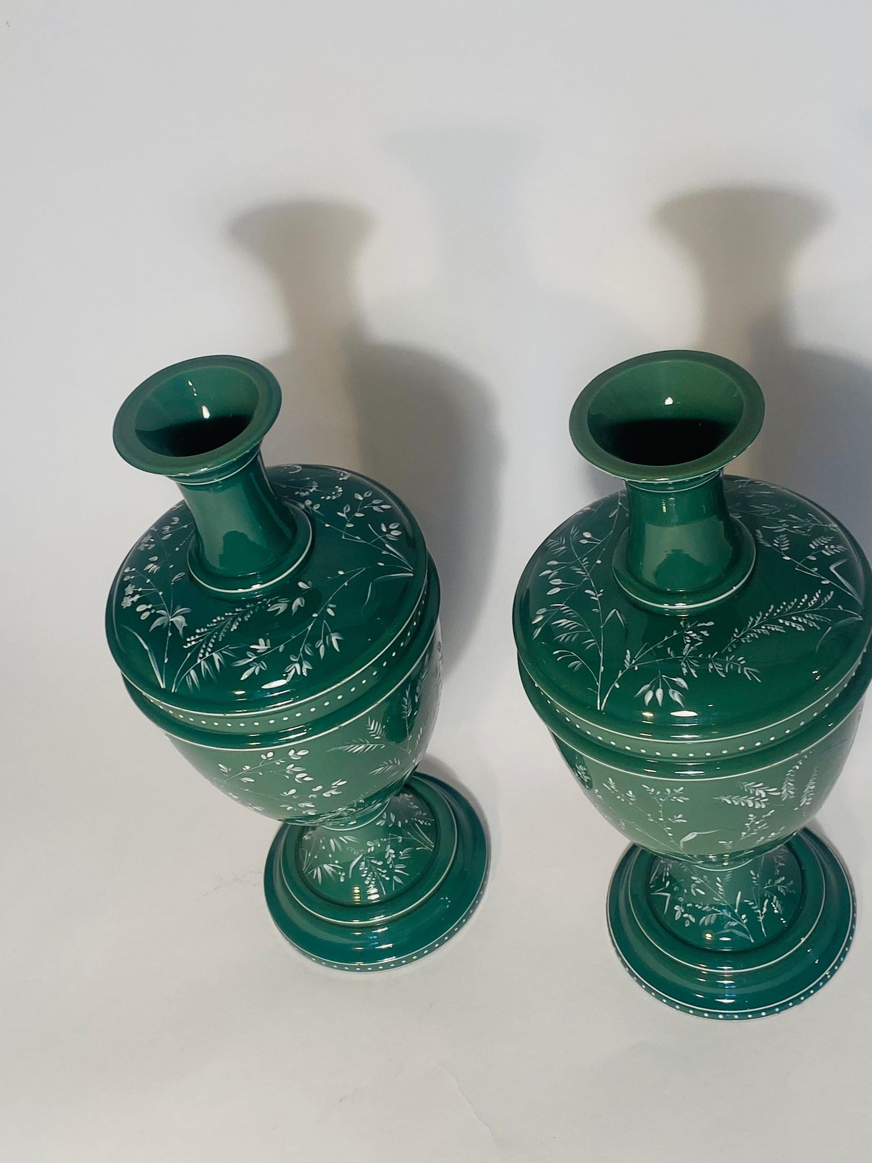 Pareja de jarrones de cristal verde del siglo XIX con esmalte floral blanco aplicado por toda la superficie Británico en venta