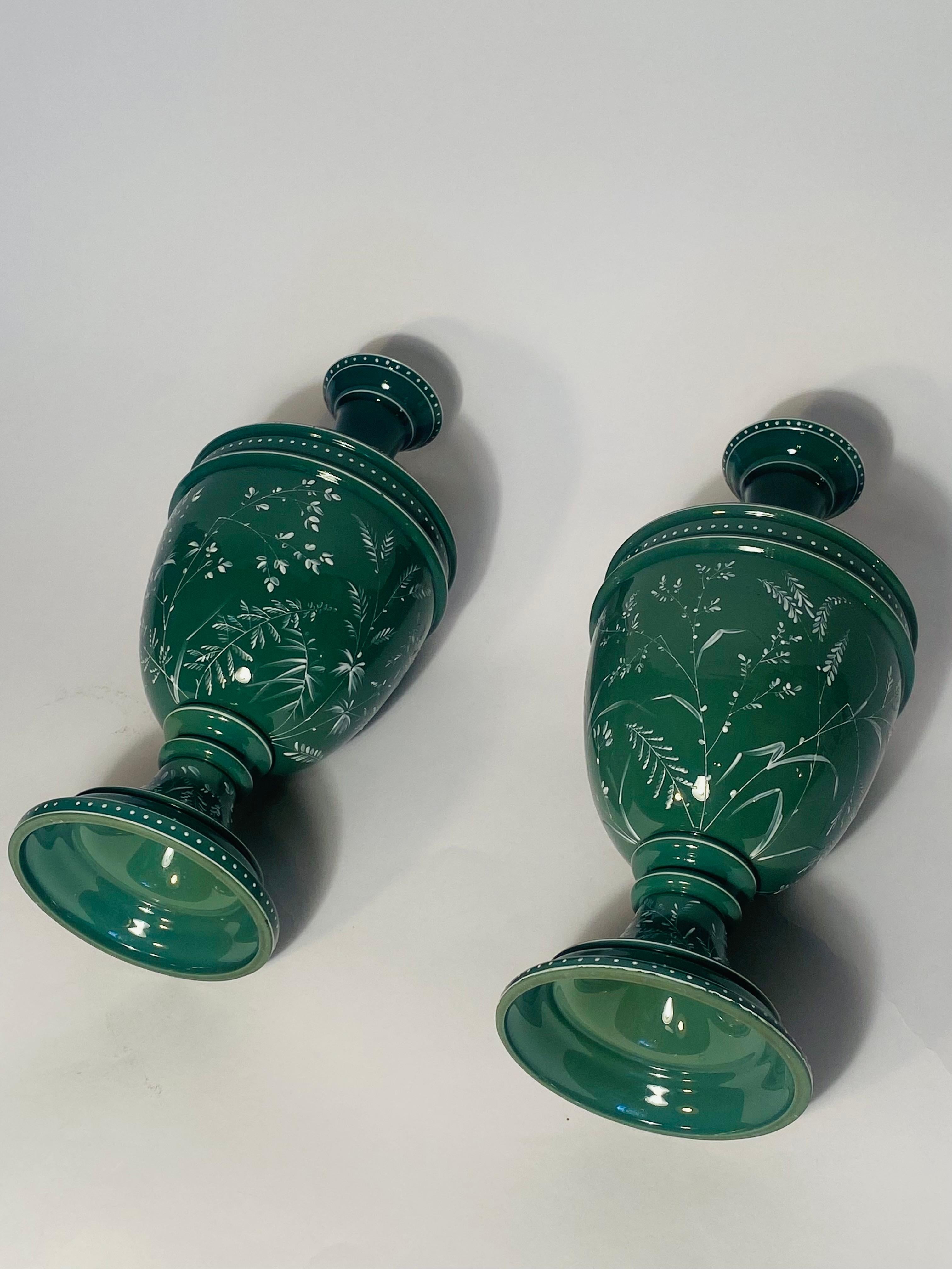 Pareja de jarrones de cristal verde del siglo XIX con esmalte floral blanco aplicado por toda la superficie Hecho a mano en venta