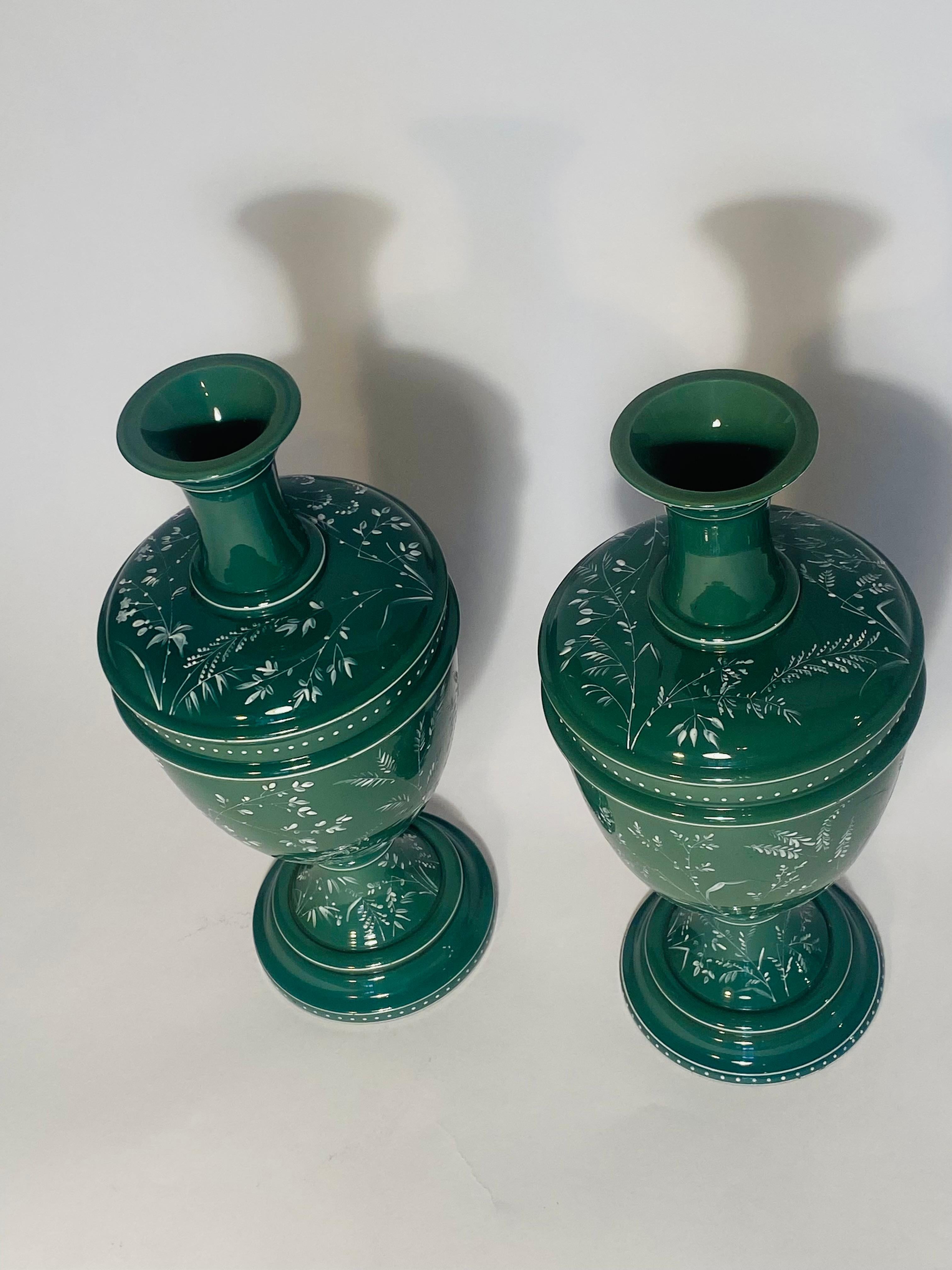 Pareja de jarrones de cristal verde del siglo XIX con esmalte floral blanco aplicado por toda la superficie en Bueno estado para la venta en West Palm Beach, FL