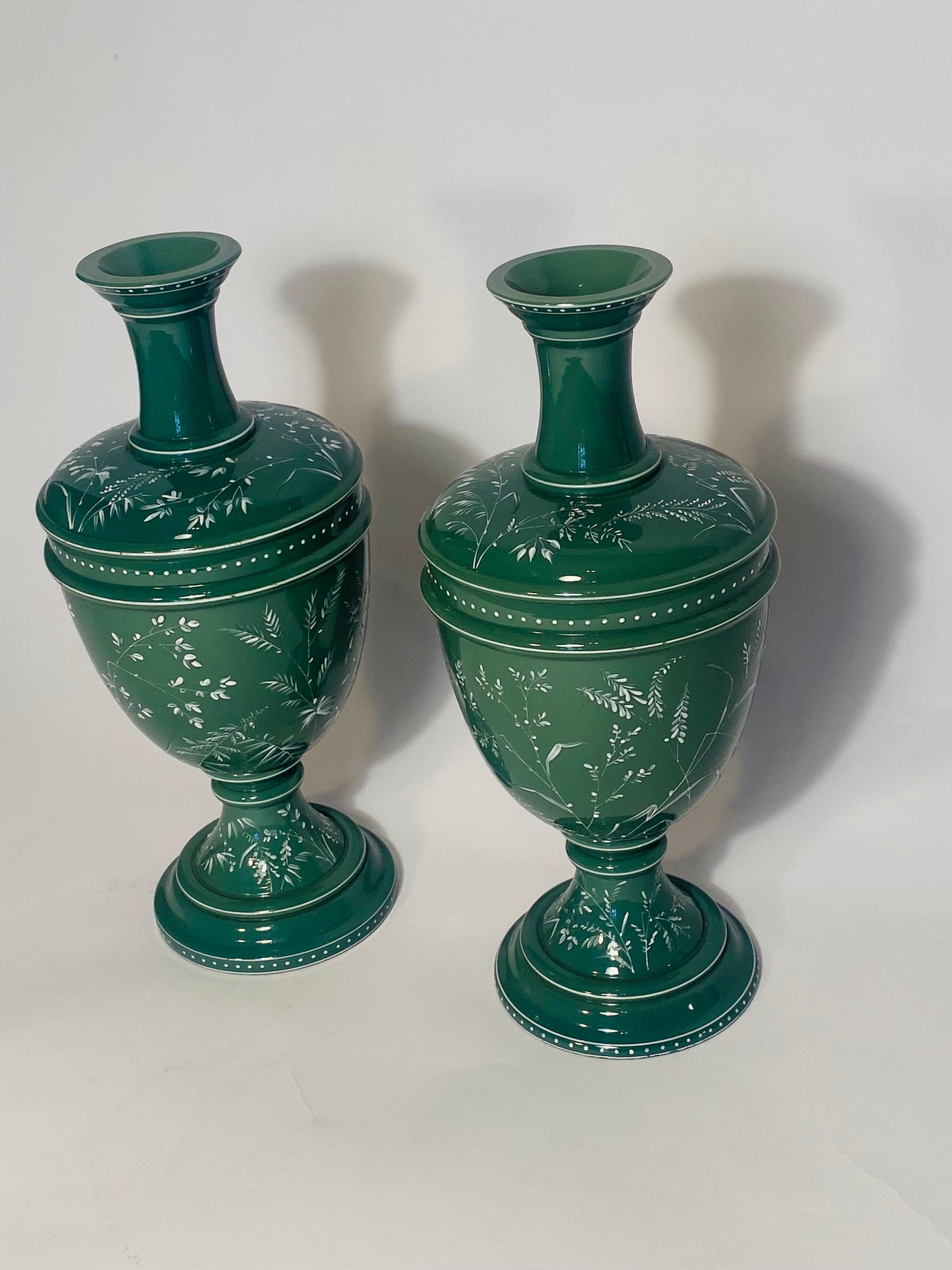 Pareja de jarrones de cristal verde del siglo XIX con esmalte floral blanco aplicado por toda la superficie Fines del siglo XIX en venta