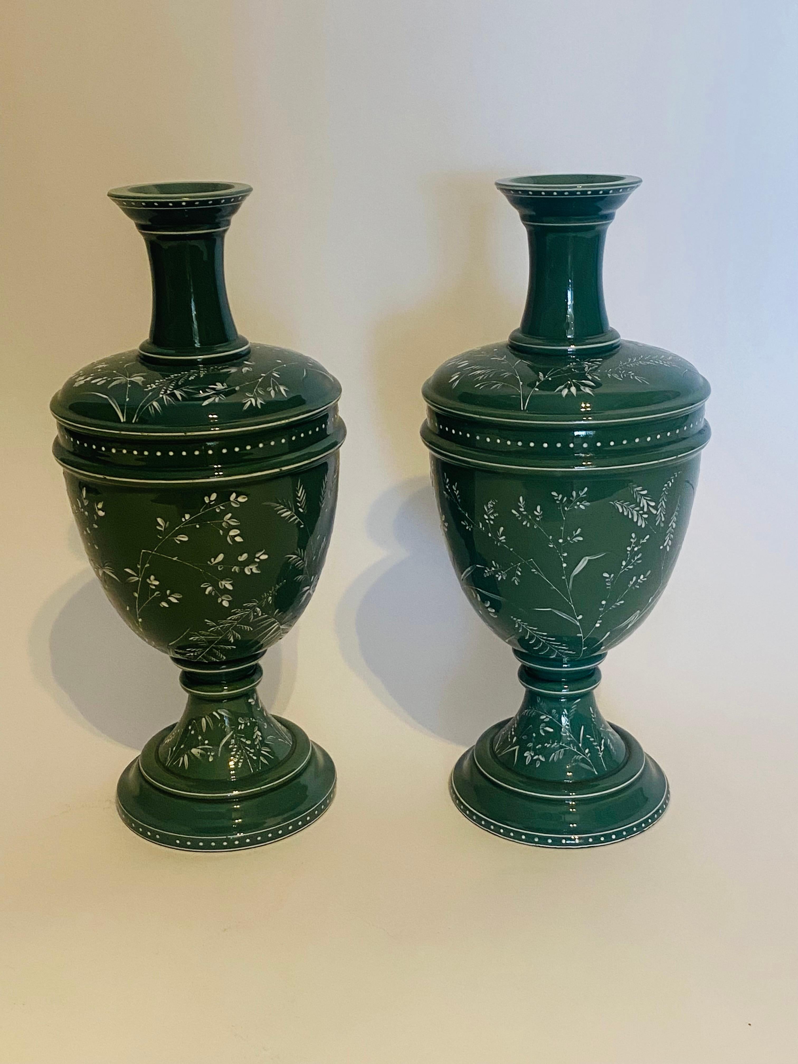 Pareja de jarrones de cristal verde del siglo XIX con esmalte floral blanco aplicado por toda la superficie en venta 1