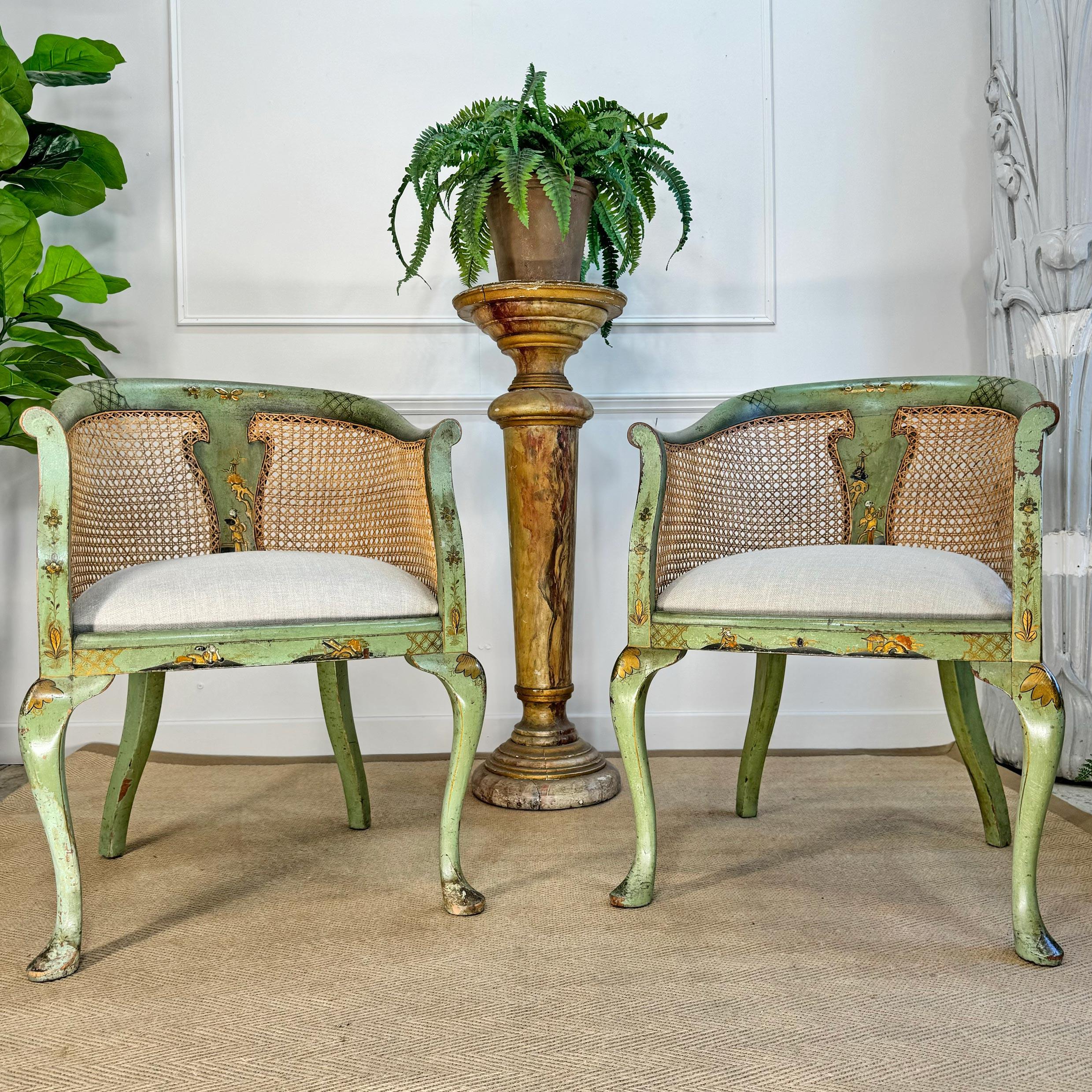 Exceptionnelle paire de fauteuils bergère de style néo-Queen Anne, datant de 1890, recouverts d'une magnifique peinture vert clair et décorés de chinoiseries dorées sur l'ensemble de la surface. Toutes les canalisations ont été mises à jour par des