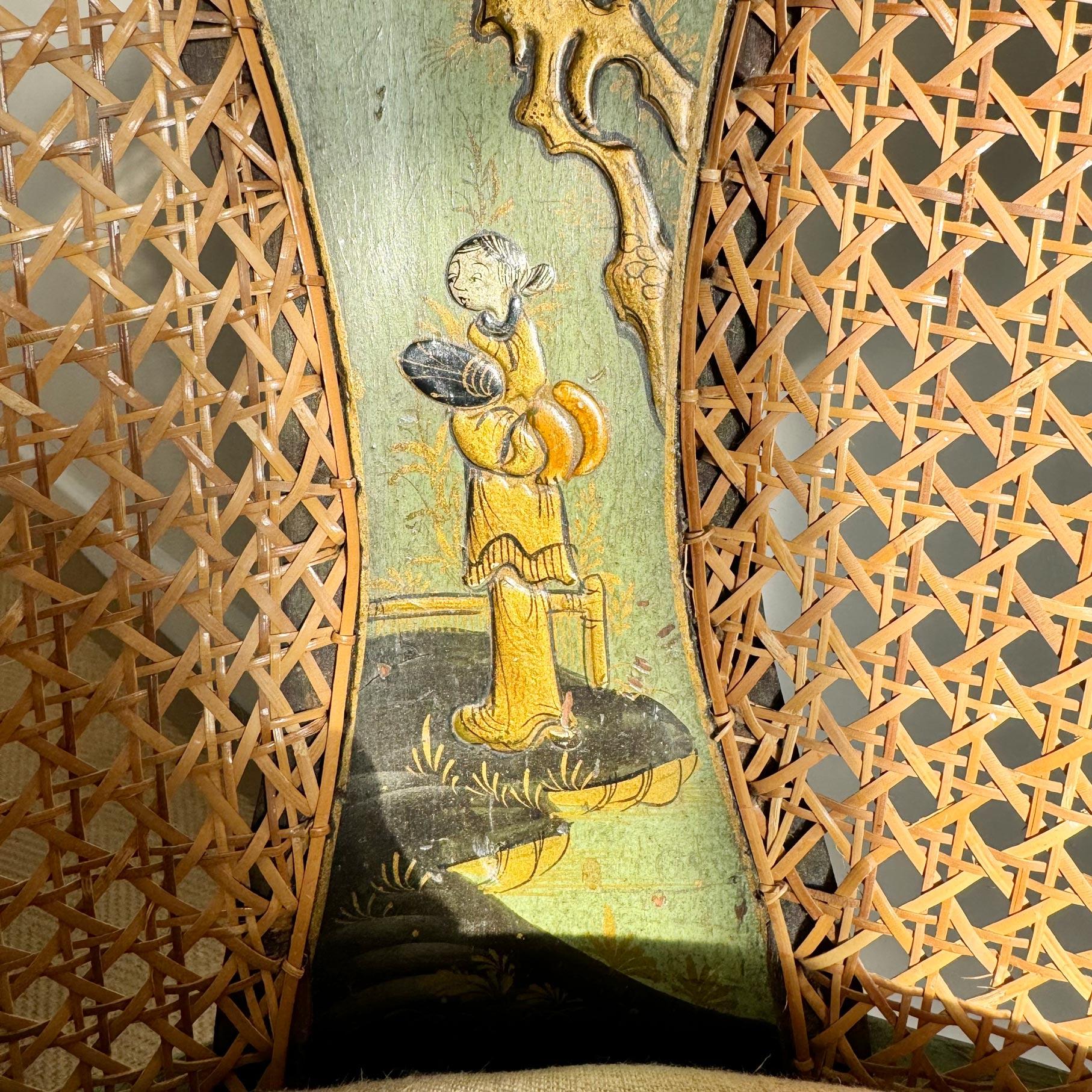 Anglais Paire de chaises à bergères du 19e siècle, de style Queen Anne Revive et de style Chinoiserie en vente