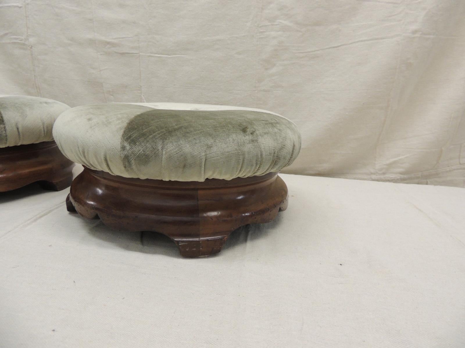 Pair of 19th century green velvet upholstered round footstools.
Round mahogany old weavers celadon green silk velvet upholstery and brown center silk tufted button.
Size: 14.5
