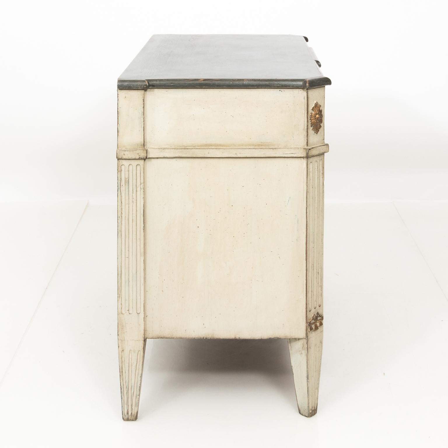 Pair of 19th Century Grey Painted Gustavian Commode For Sale 2