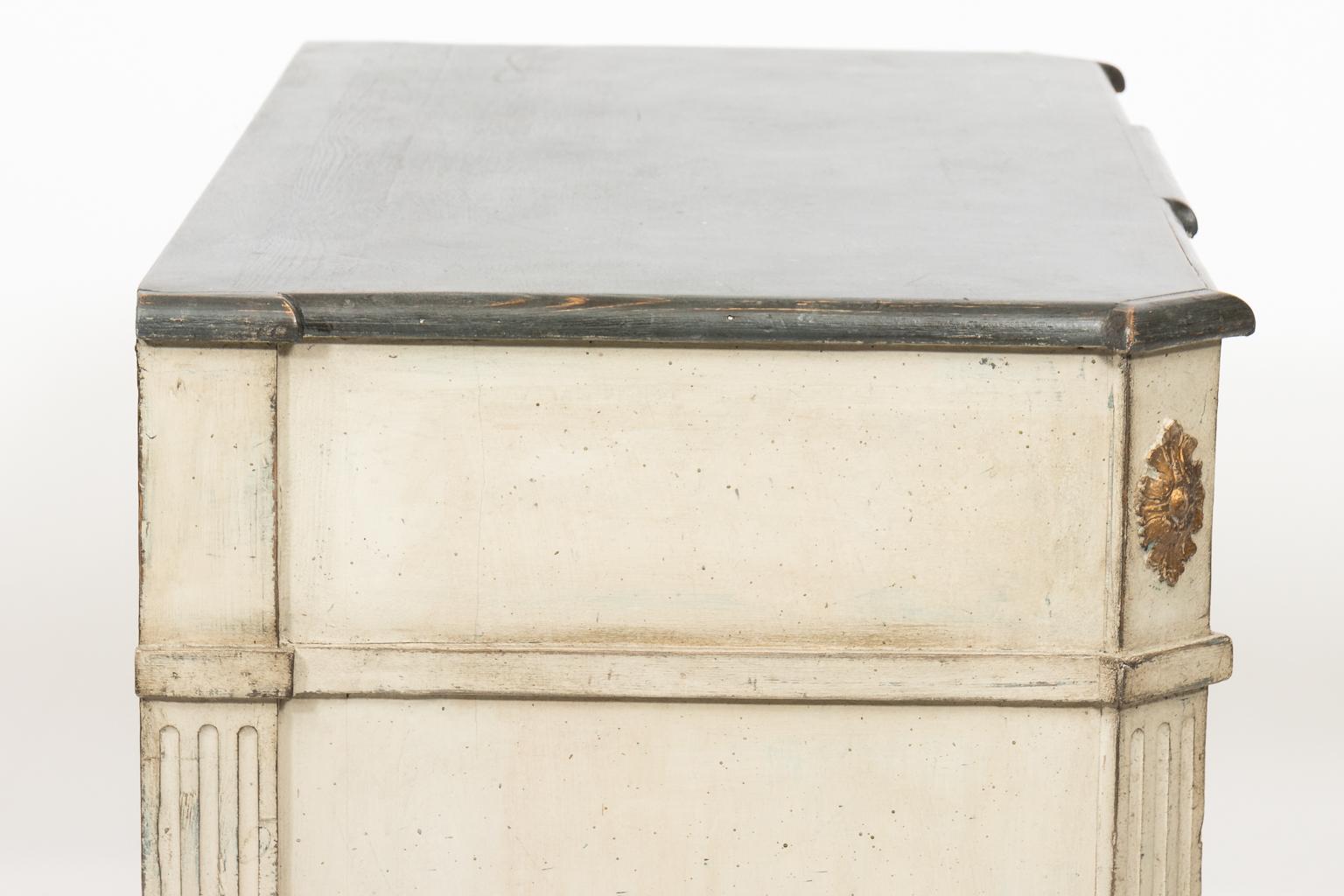 Pair of 19th Century Grey Painted Gustavian Commode For Sale 3