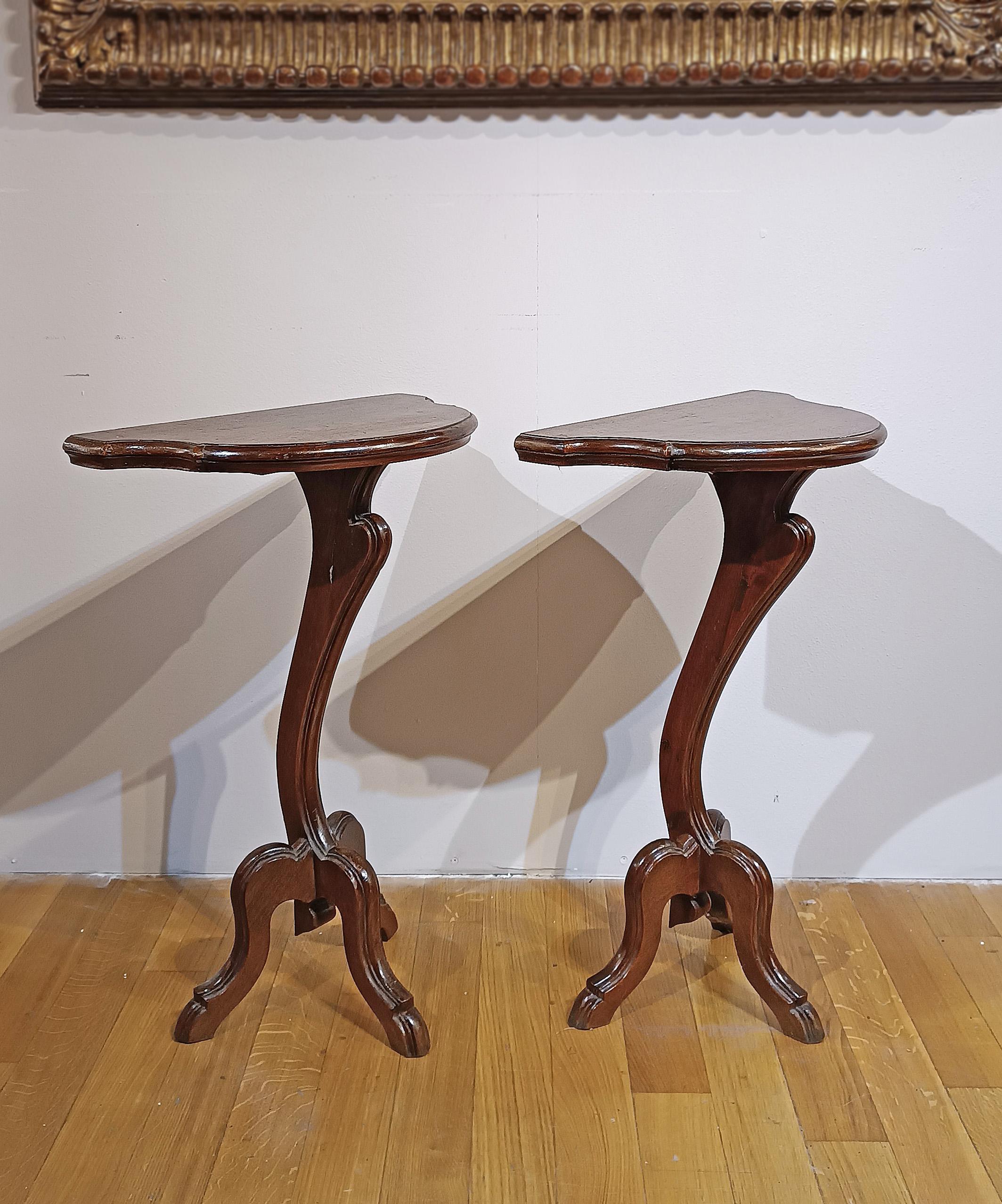 Elégante paire de petites consoles guéridon en noyer massif, finement sculptées à la main. Chacun d'entre eux présente un cadre incurvé s'ouvrant sur trois pieds incurvés, ce qui accentue leur grâce, et un plateau profilé qui leur confère de