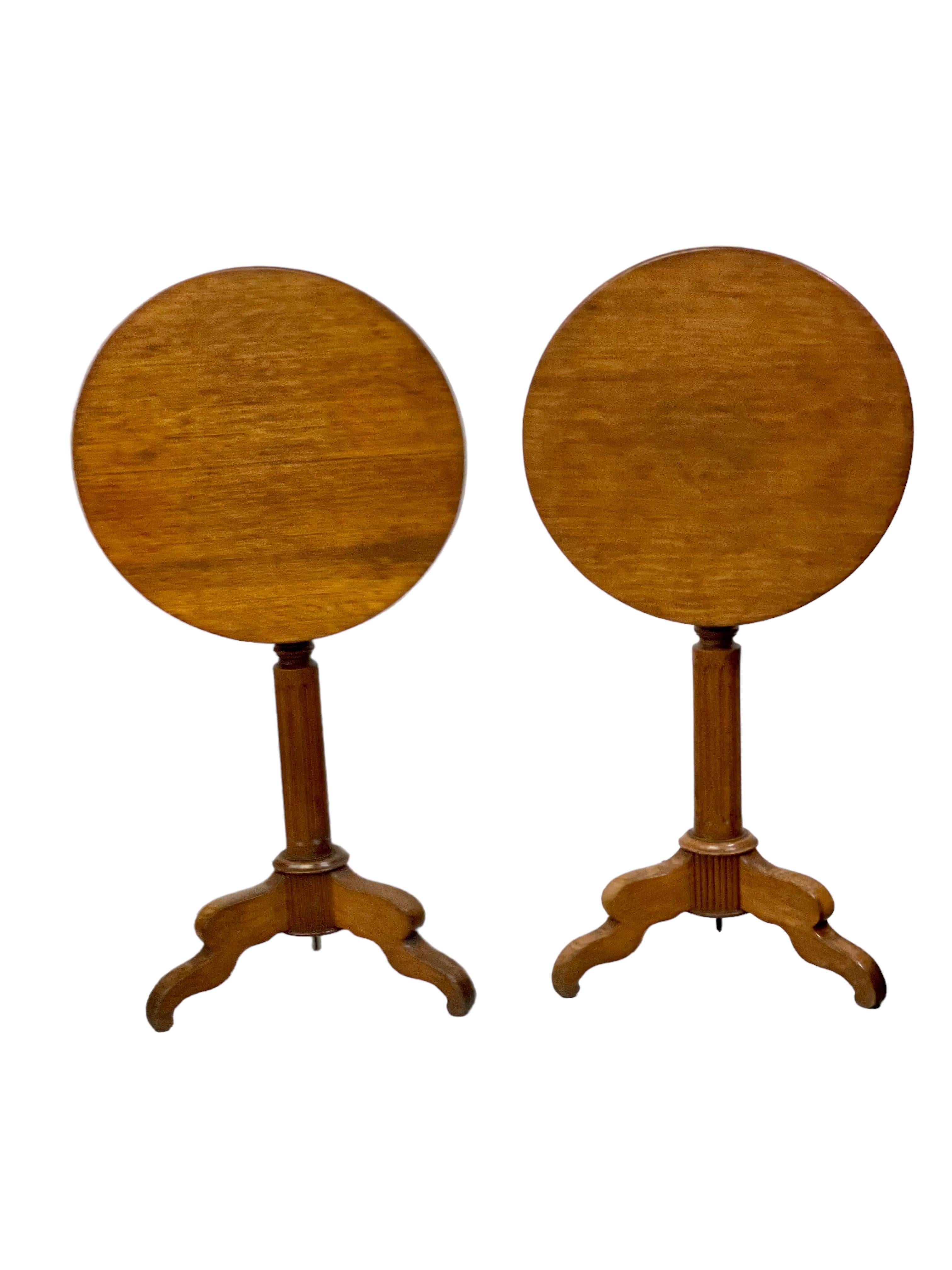  Pair of French Walnut Gueridon Tables, 19th Century In Good Condition For Sale In LA CIOTAT, FR