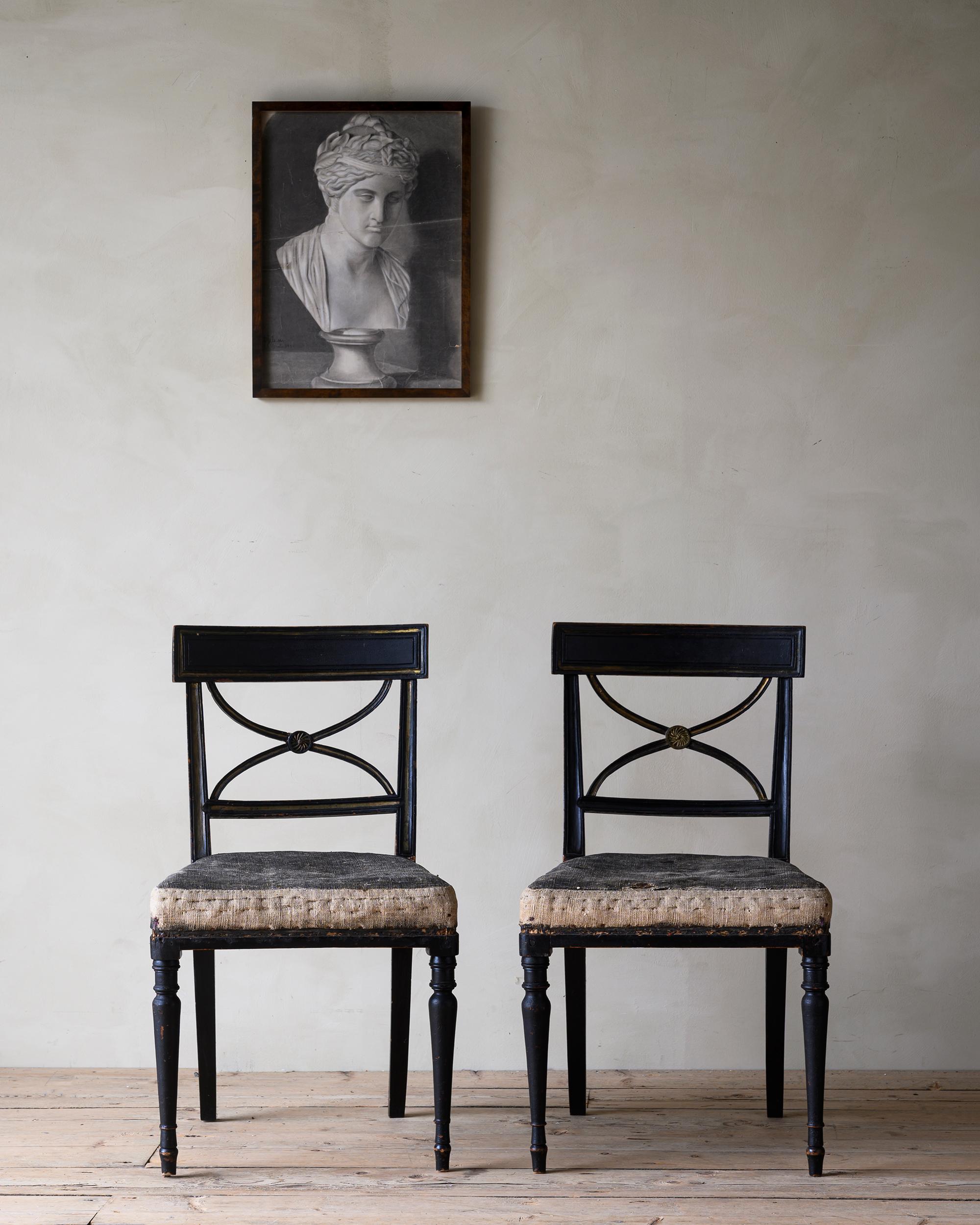 Belle paire de chaises gustaviennes du 19ème siècle en couleur historique secondaire et avec son pad d'origine, ca 1810 Stockholm, Suède. 

Ce modèle particulier est appelé Bellman, d'après Carl Michael Bellman (1740 - 1795), auteur-compositeur,