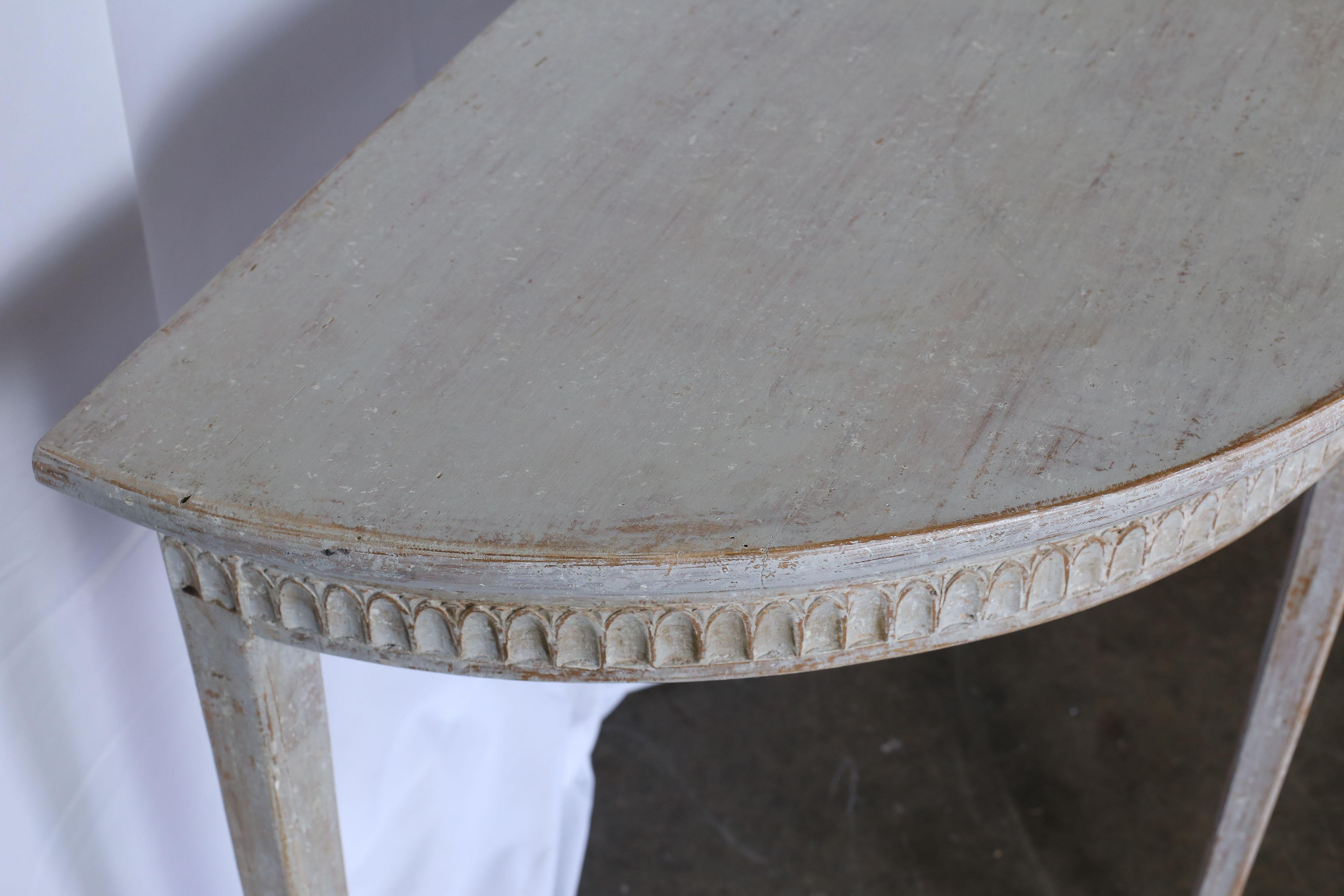 Pair of 19th Century Gustavian Demilune Tables im Zustand „Gut“ in Houston, TX