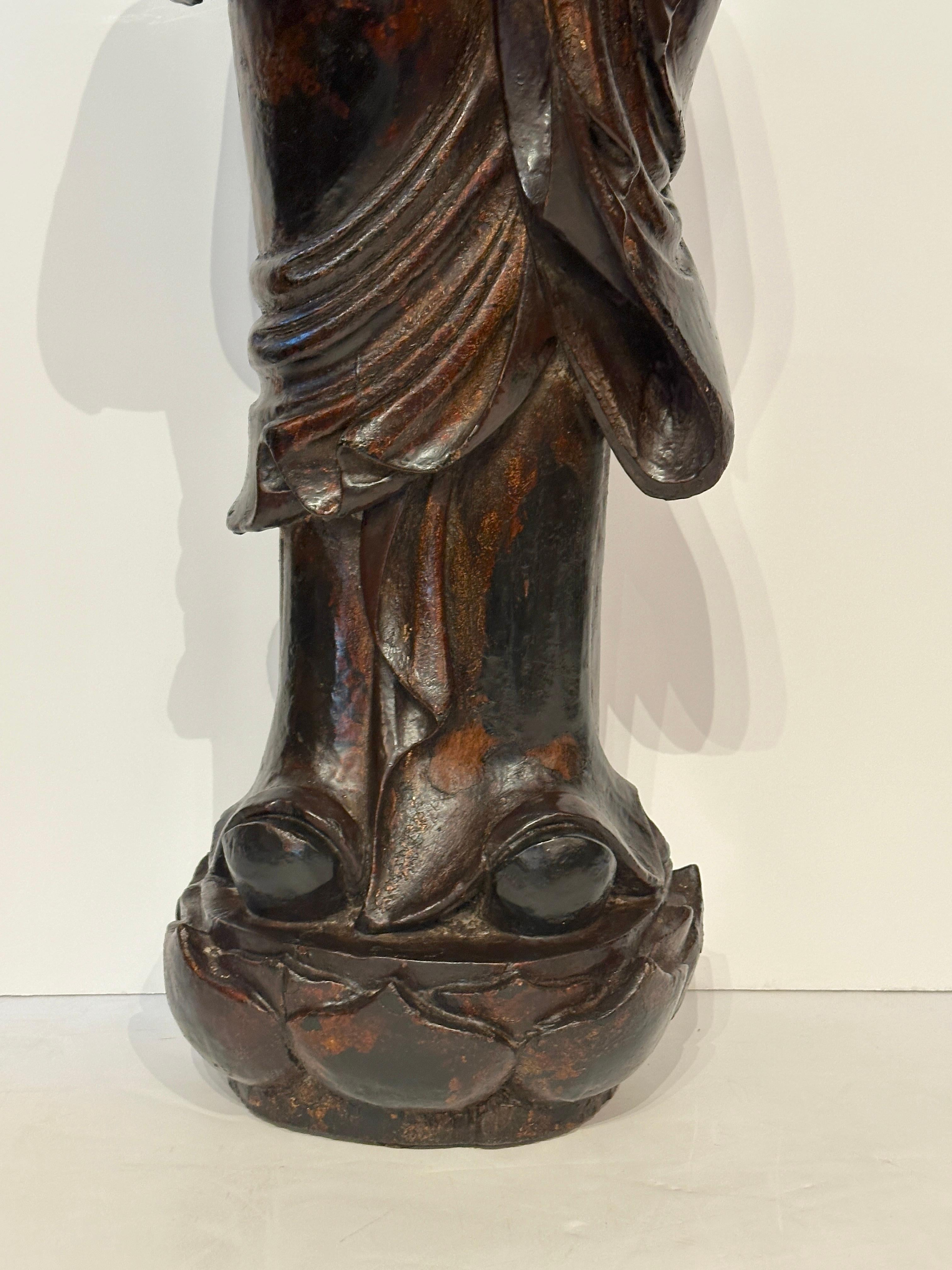 Bois Paire de moines bouddhistes du 19e siècle sculptés à la main en vente