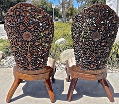 Paar handgeschnitzte burmesische Krankenschwesterstühle des 19. Jahrhunderts mit Seidenbezug