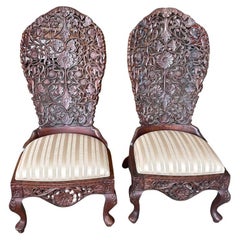 Paire de chaises à bascule birmanes du 19ème siècle sculptées à la main avec sièges recouverts de soie