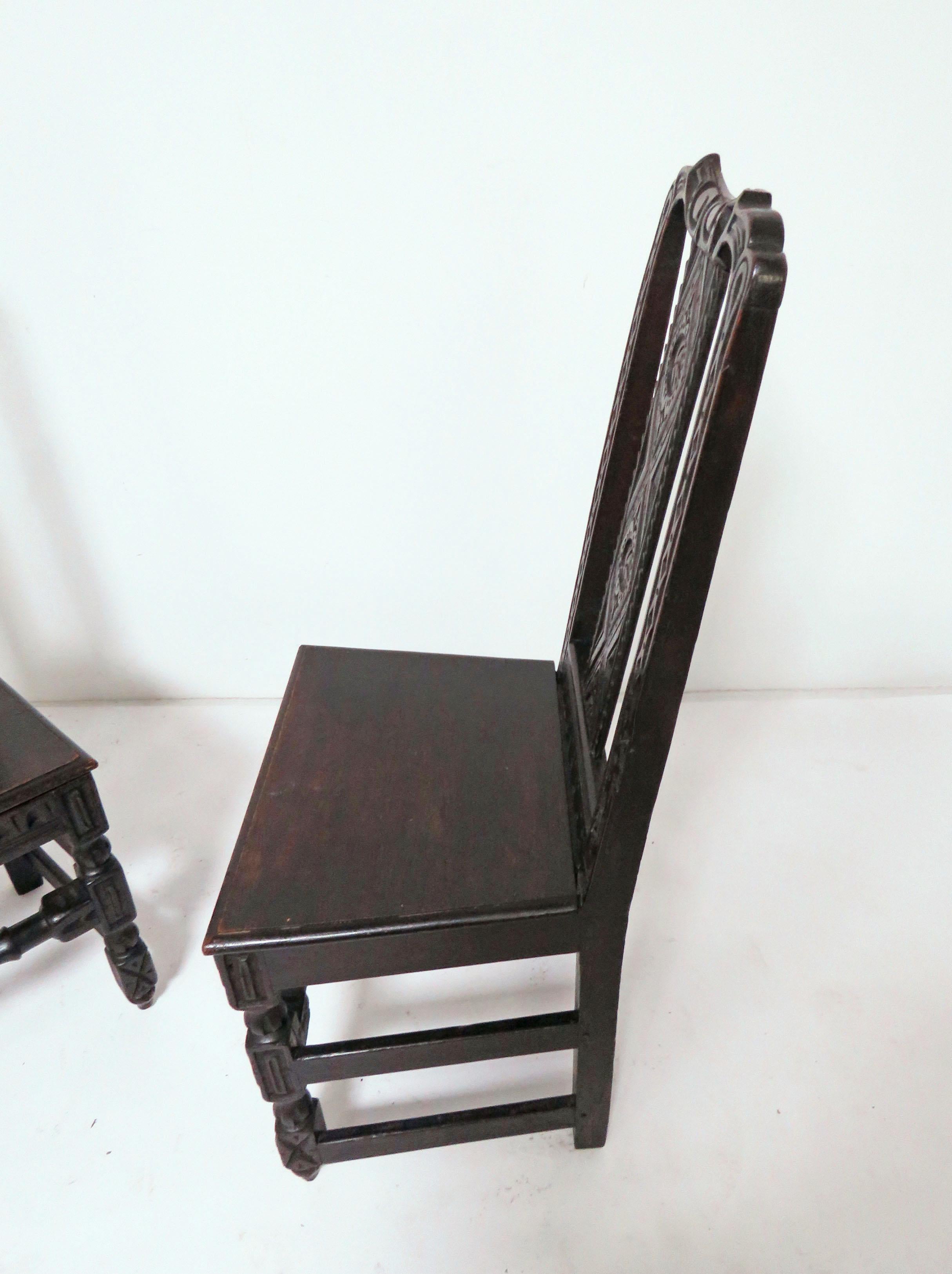 Paire de chaises d'appoint flamandes sculptées à la main du 19ème siècle en vente 2