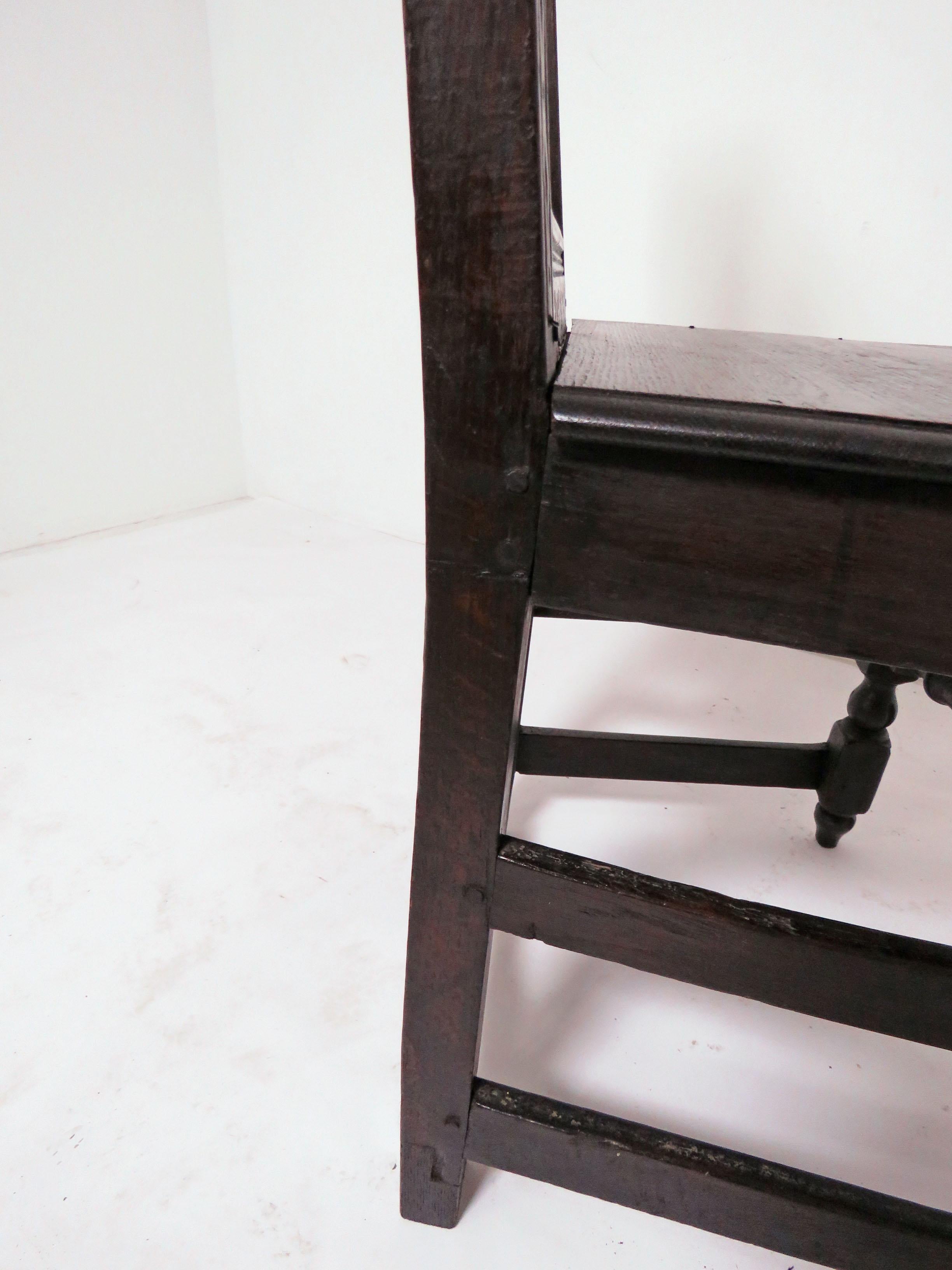 Paire de chaises d'appoint flamandes sculptées à la main du 19ème siècle en vente 7