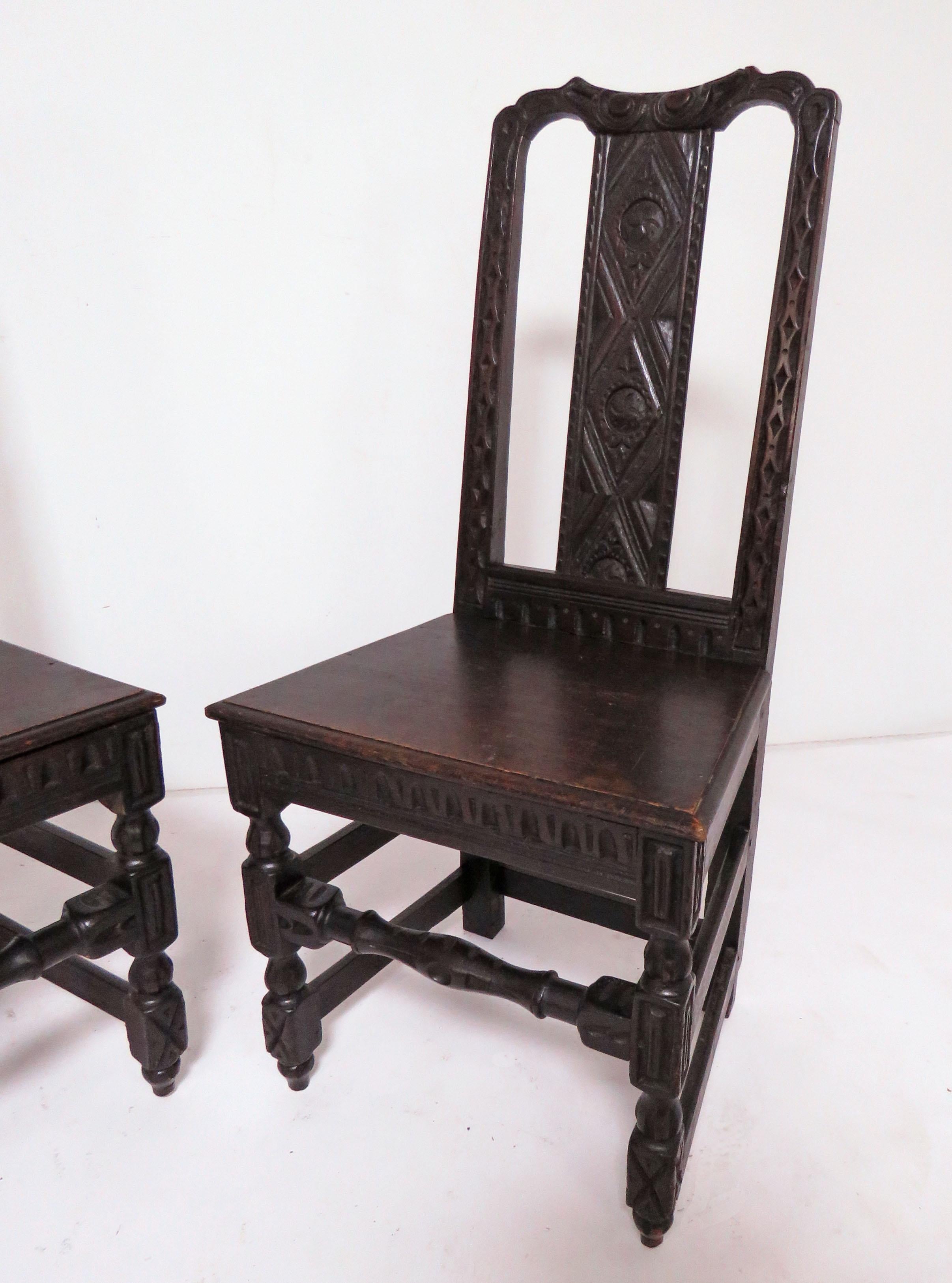 Baroque Paire de chaises d'appoint flamandes sculptées à la main du 19ème siècle en vente
