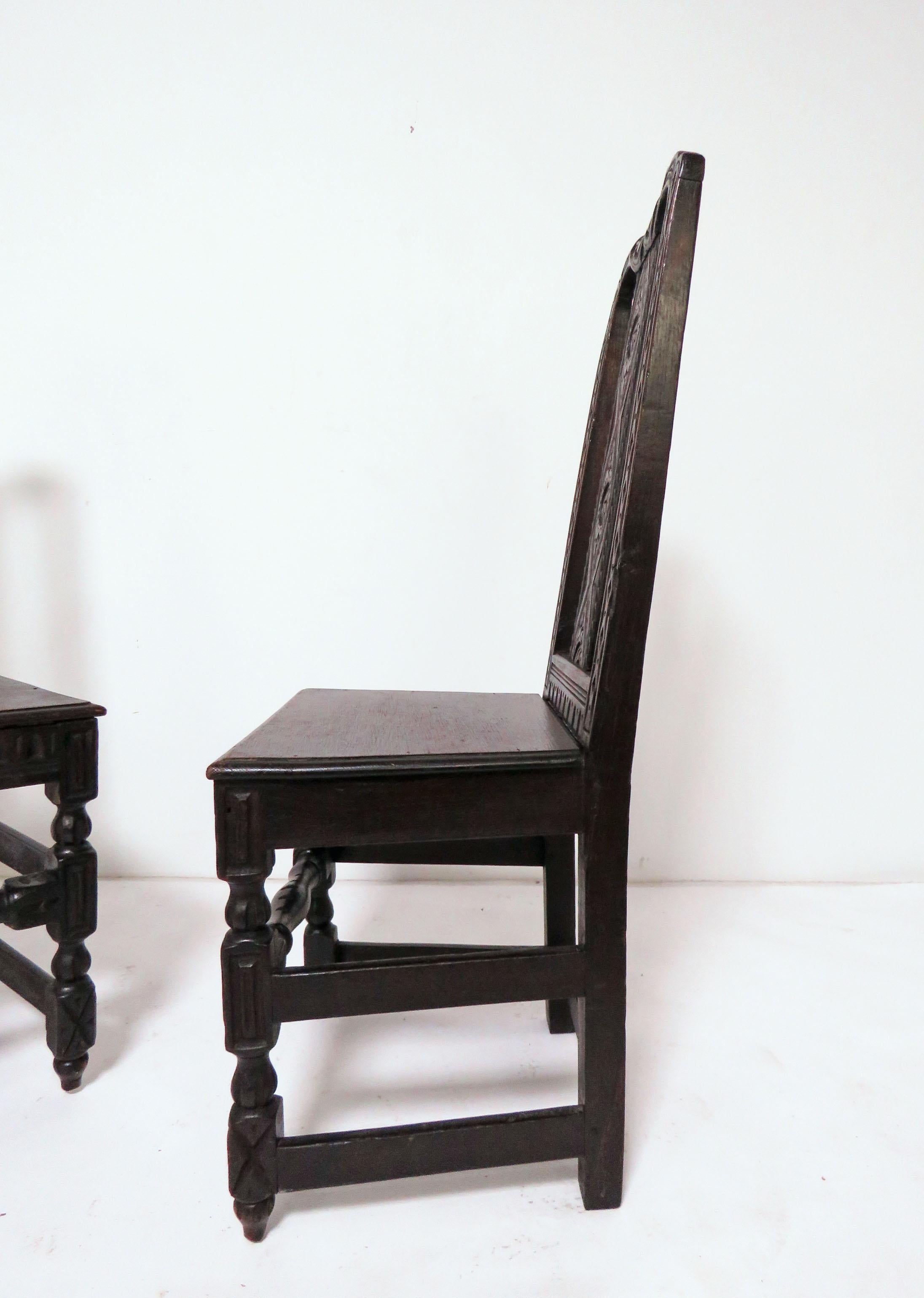 Paire de chaises d'appoint flamandes sculptées à la main du 19ème siècle en vente 1
