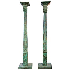 Paire de colonnes en teck indonésien sculptées à la main au 19e siècle avec peinture d'origine