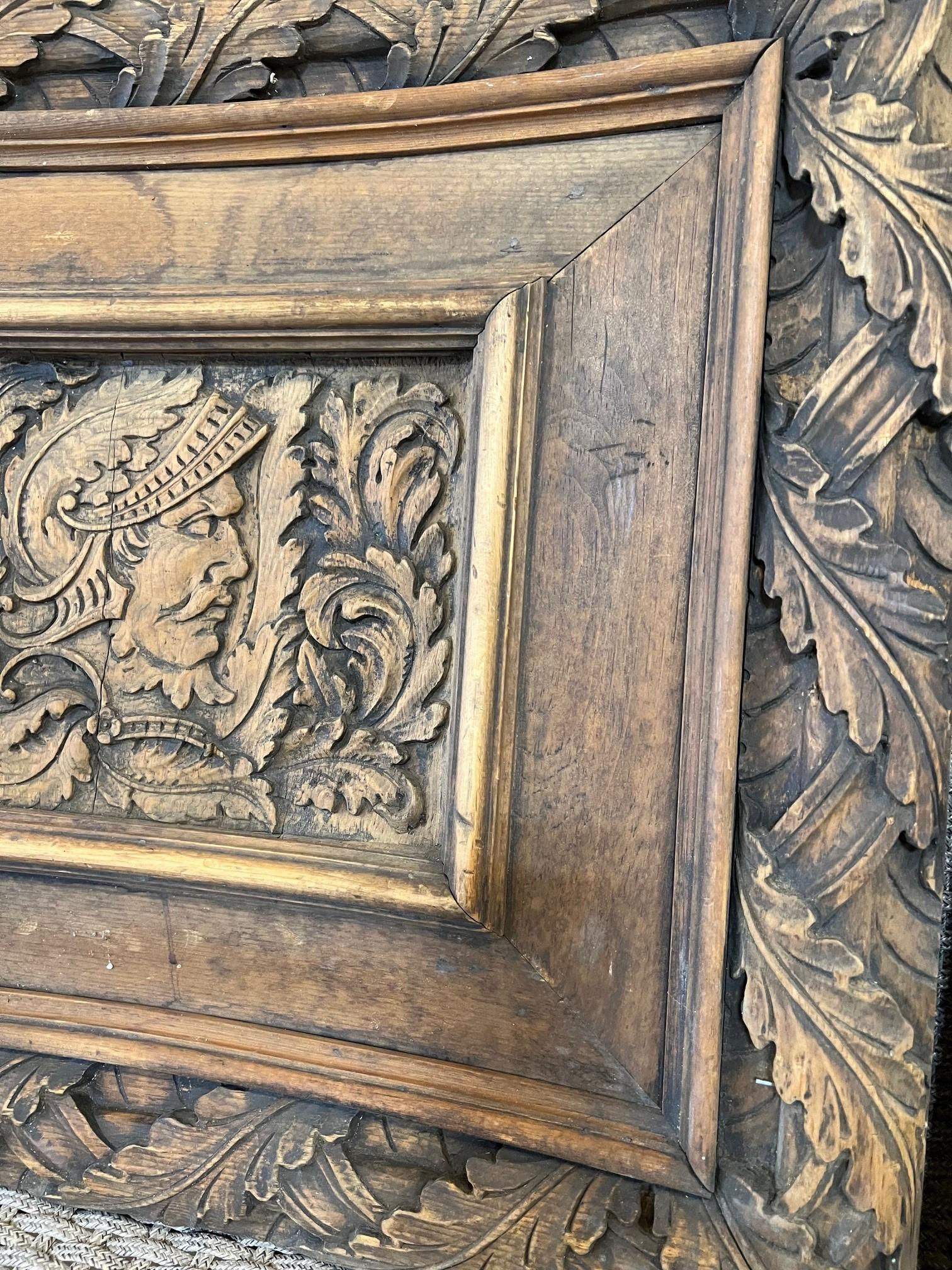 Paire de panneaux de porte d'armoire en bois sculpté à la main du 19e siècle en vente 3
