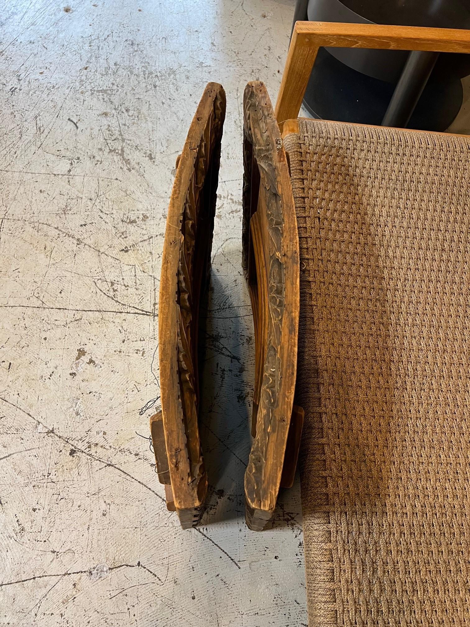 Paire de panneaux de porte d'armoire en bois sculpté à la main du 19e siècle en vente 9