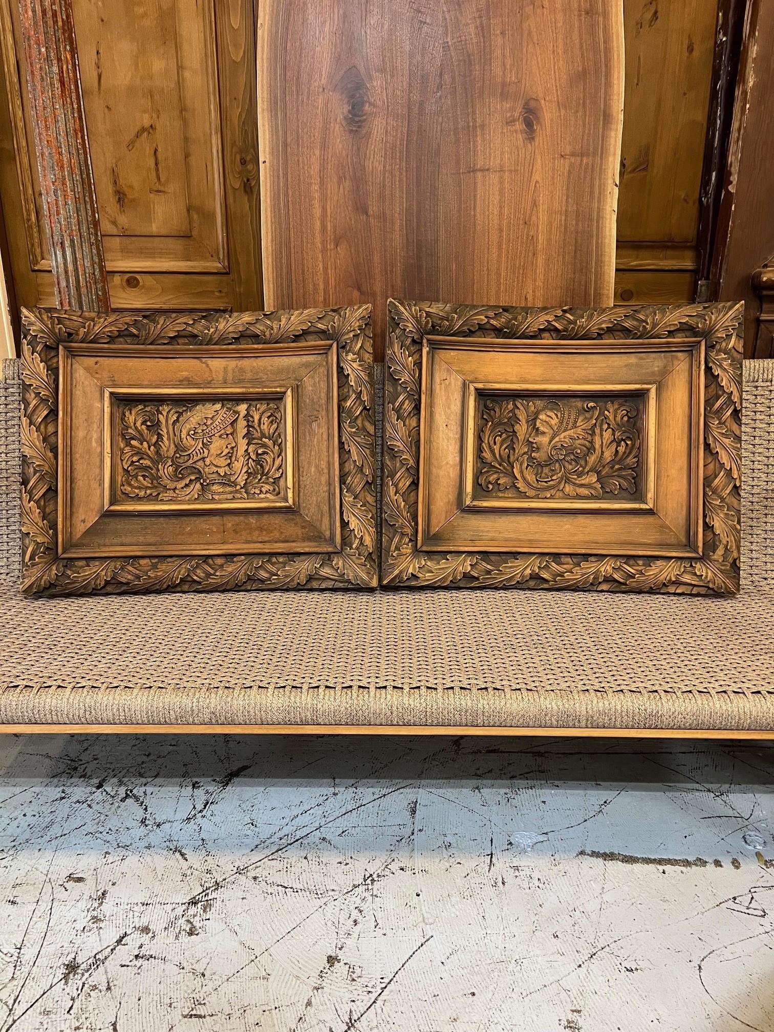Paire de panneaux de porte d'armoire anciens du XIXe siècle, sculptés à la main. Il s'agit d'une superbe paire de panneaux sculptés provenant d'un grand buffet sculpté. Les portes sont en bon état et incurvées comme le montrent les photos. Ils