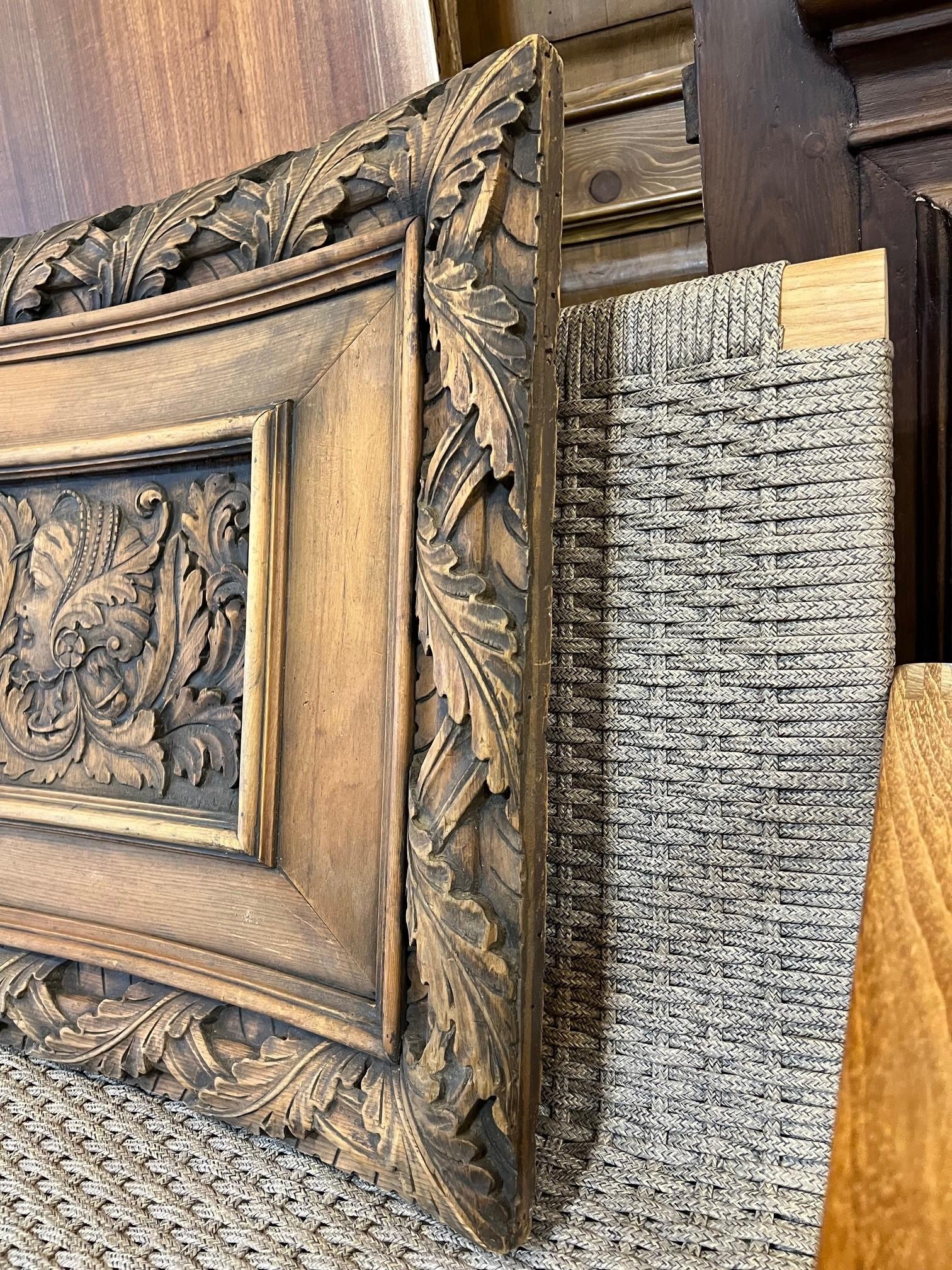 Paire de panneaux de porte d'armoire en bois sculpté à la main du 19e siècle en vente 1