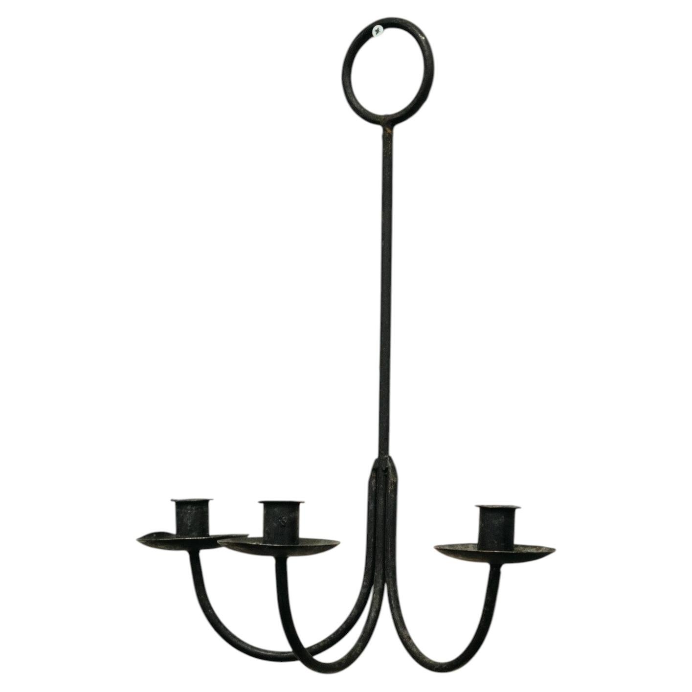 Coppia di candelabri da parete a tre bracci in ferro forgiato a mano del XIX secolo