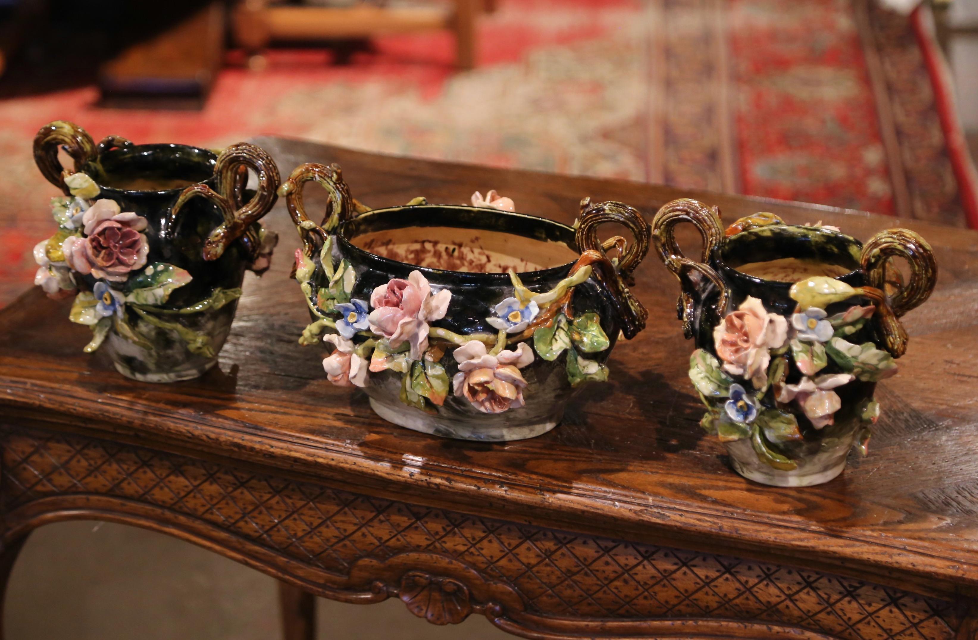 Français Paire de vases en céramique barbotine peints à la main au 19ème siècle et de cache-pots assortis en vente