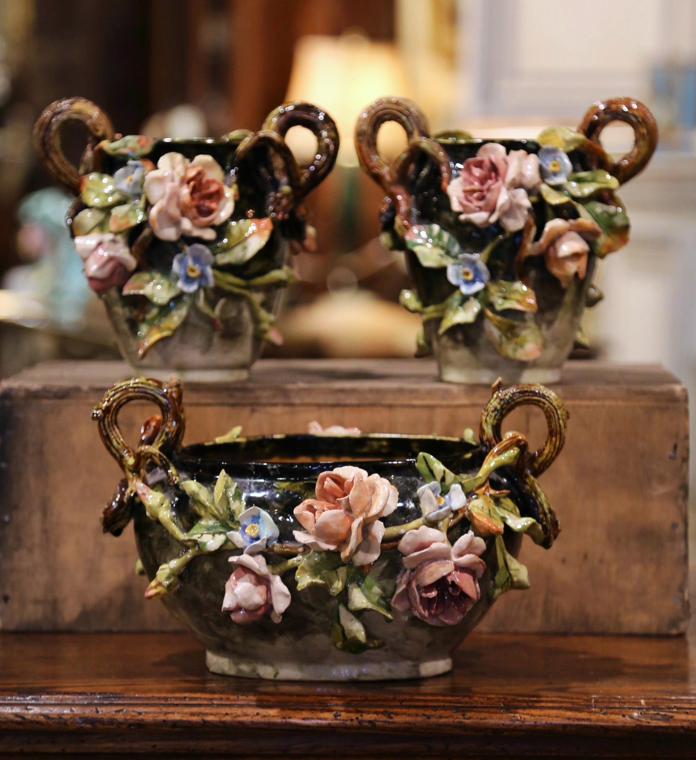 Sculpté à la main Paire de vases en céramique barbotine peints à la main au 19ème siècle et de cache-pots assortis en vente