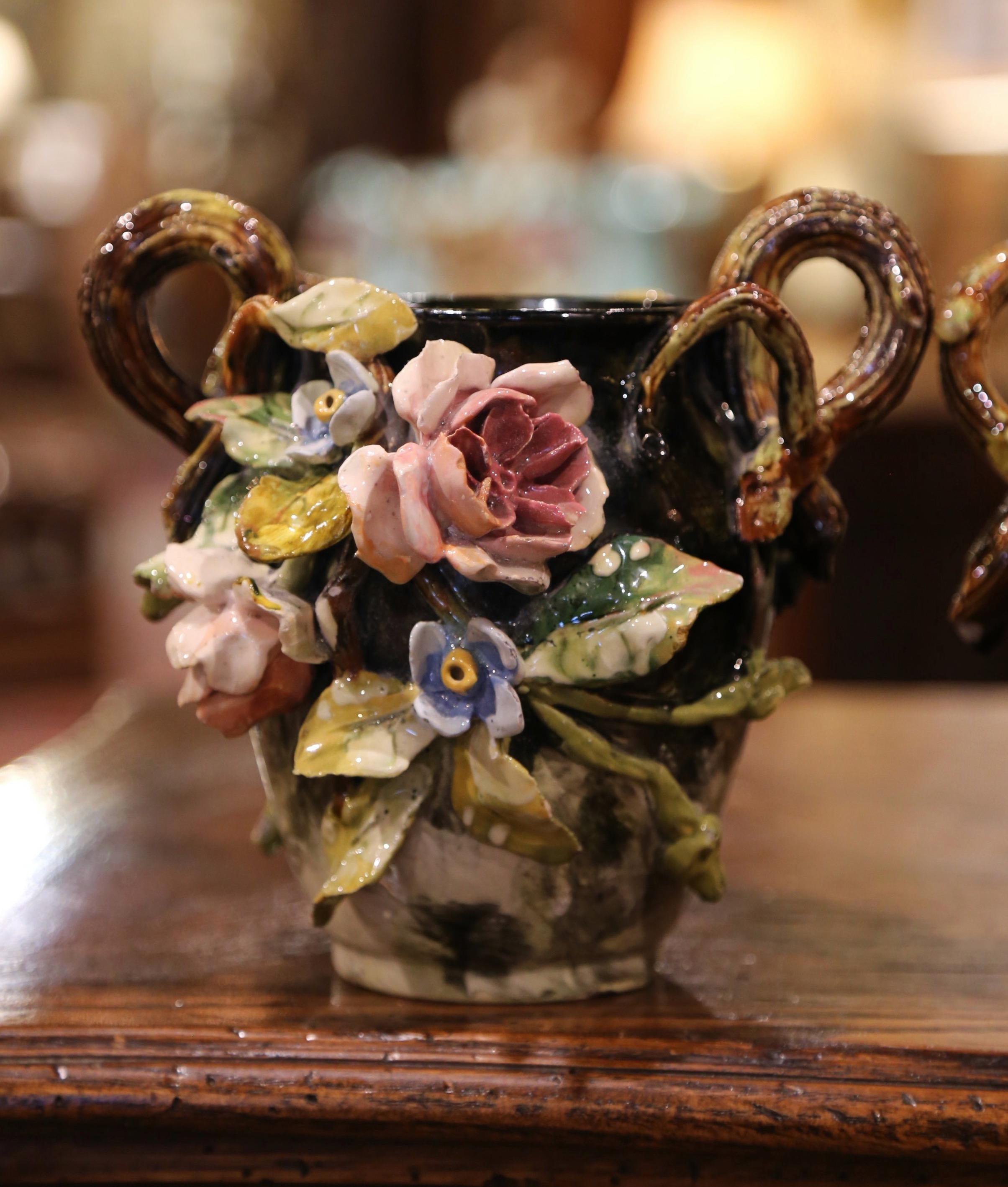 Paar handbemalte Barbotine-Keramikvasen aus dem 19. Jahrhundert und passender Übertopf im Zustand „Hervorragend“ im Angebot in Dallas, TX